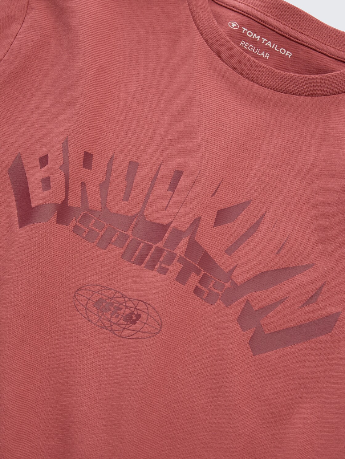 T-Shirt mit Print - faded red - Detail-Model-Ansicht