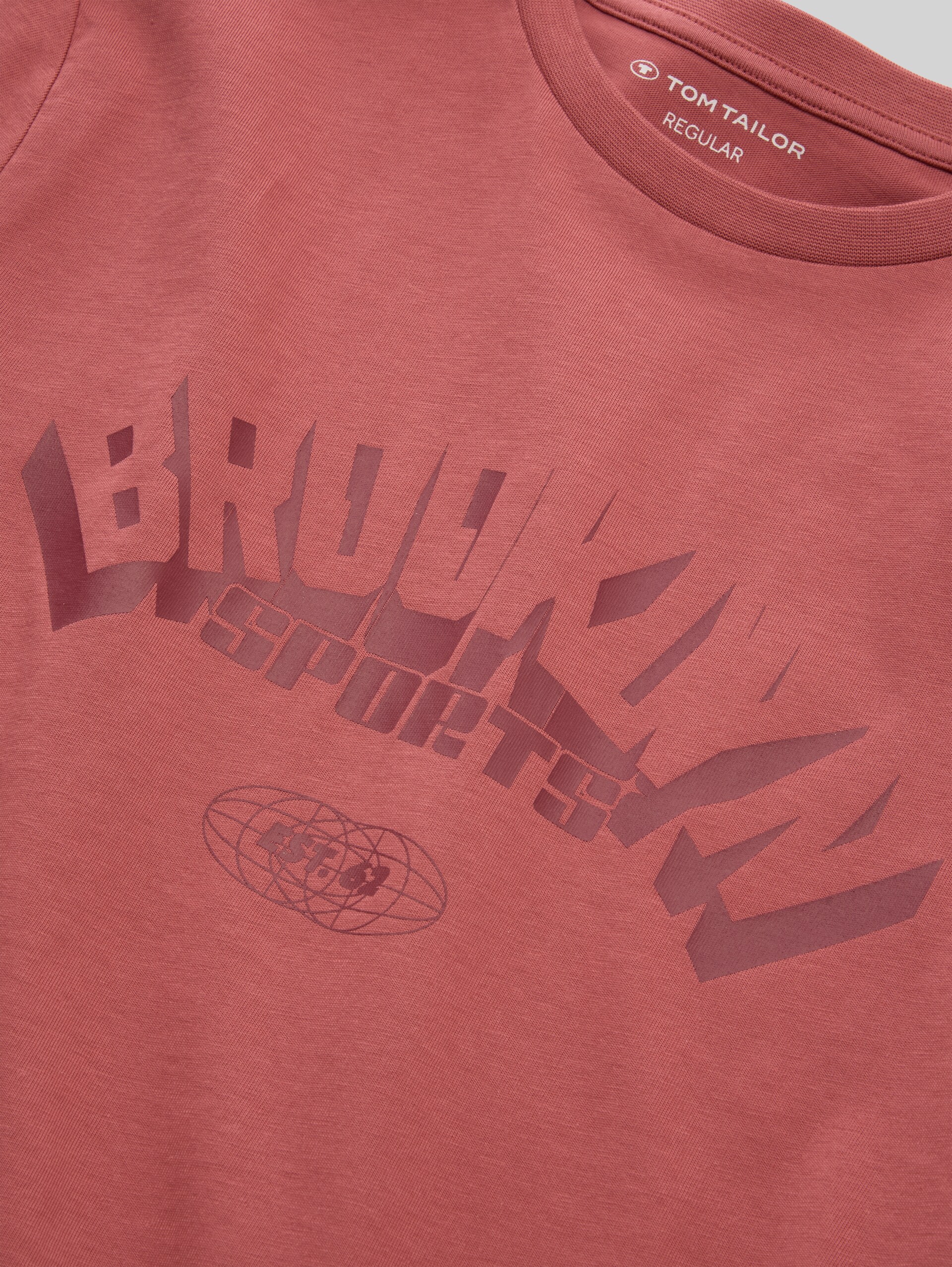 T-Shirt mit Print - faded red - Detail-Model-Ansicht