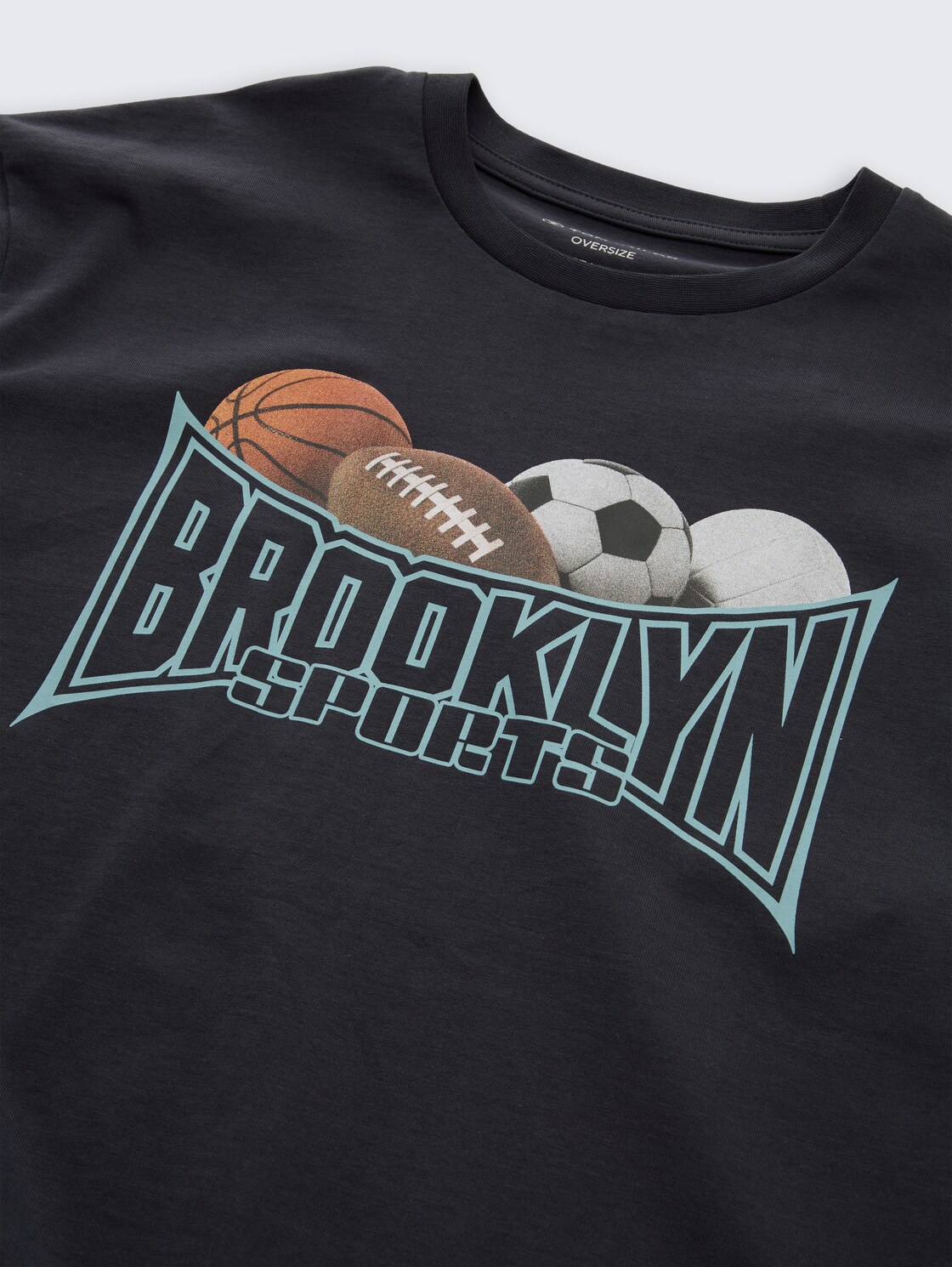 Oversize T-Shirt mit Foto-Print - coal grey - Detail-Model-Ansicht