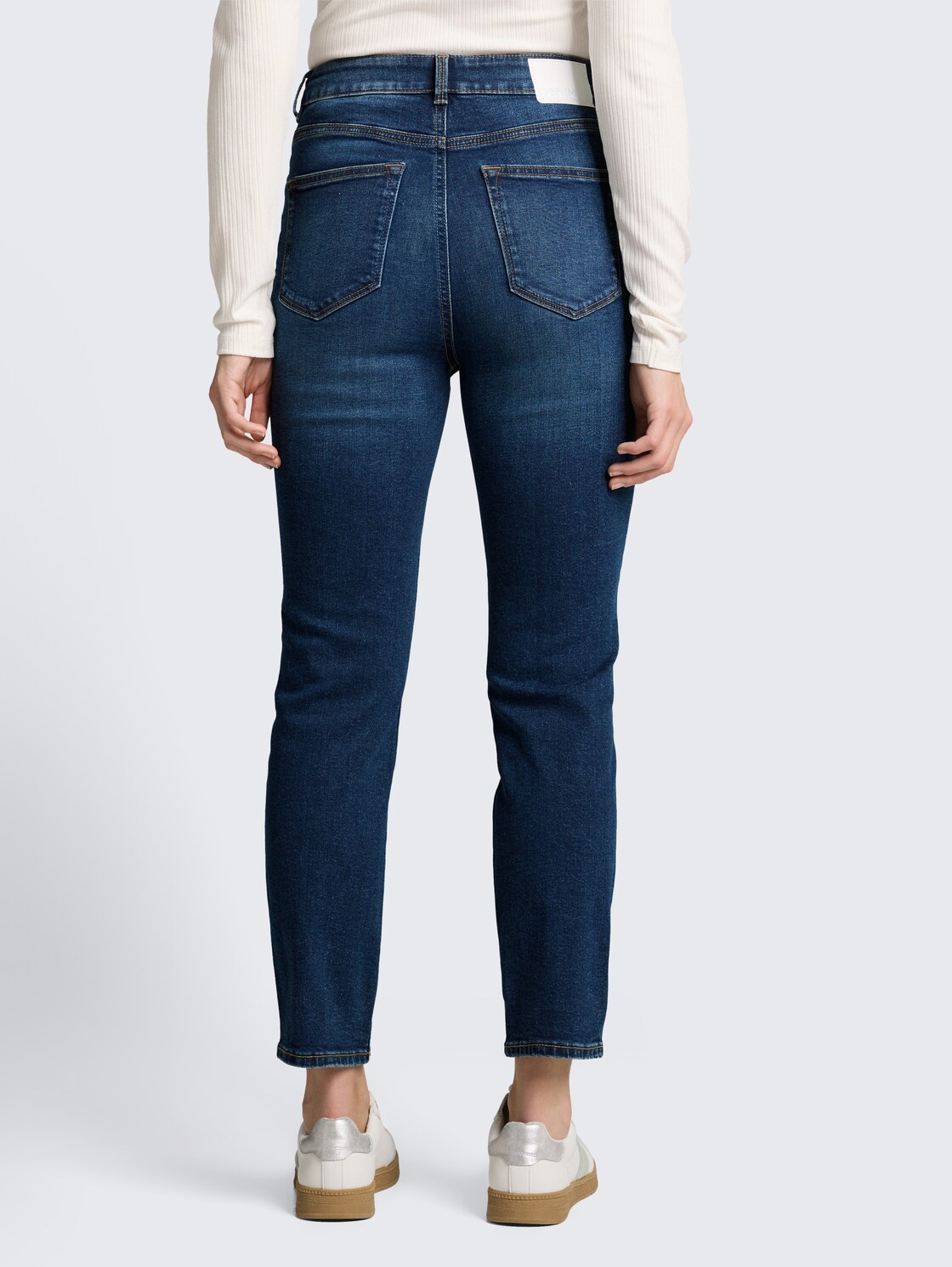 TTLOTTE SLIM Jeans - Used Mid Stone Blue Denim - Auschnitt Model-Rückansicht