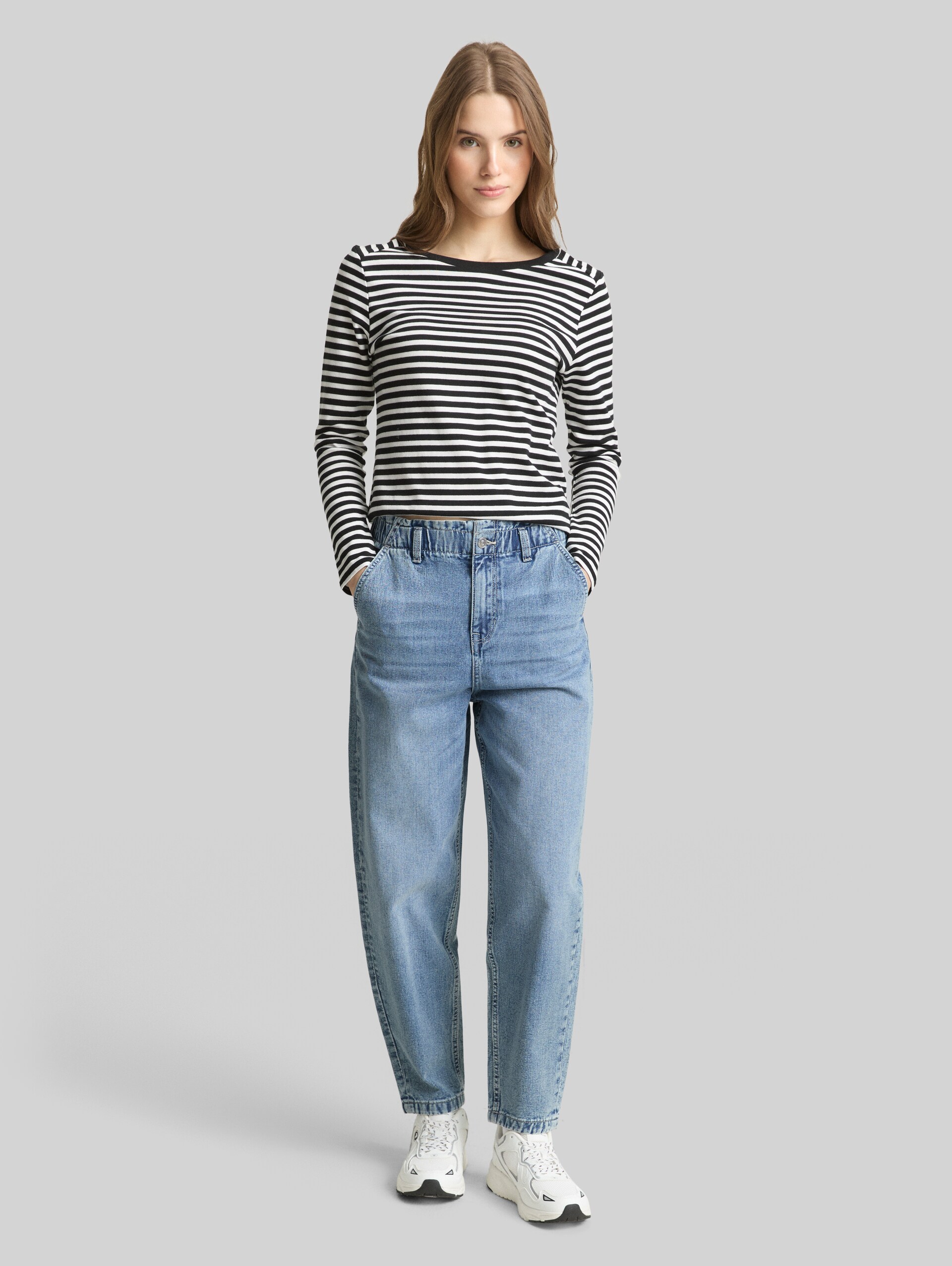 TTADEA BARREL Jeans - Used Light Stone Blue Denim - Model front view