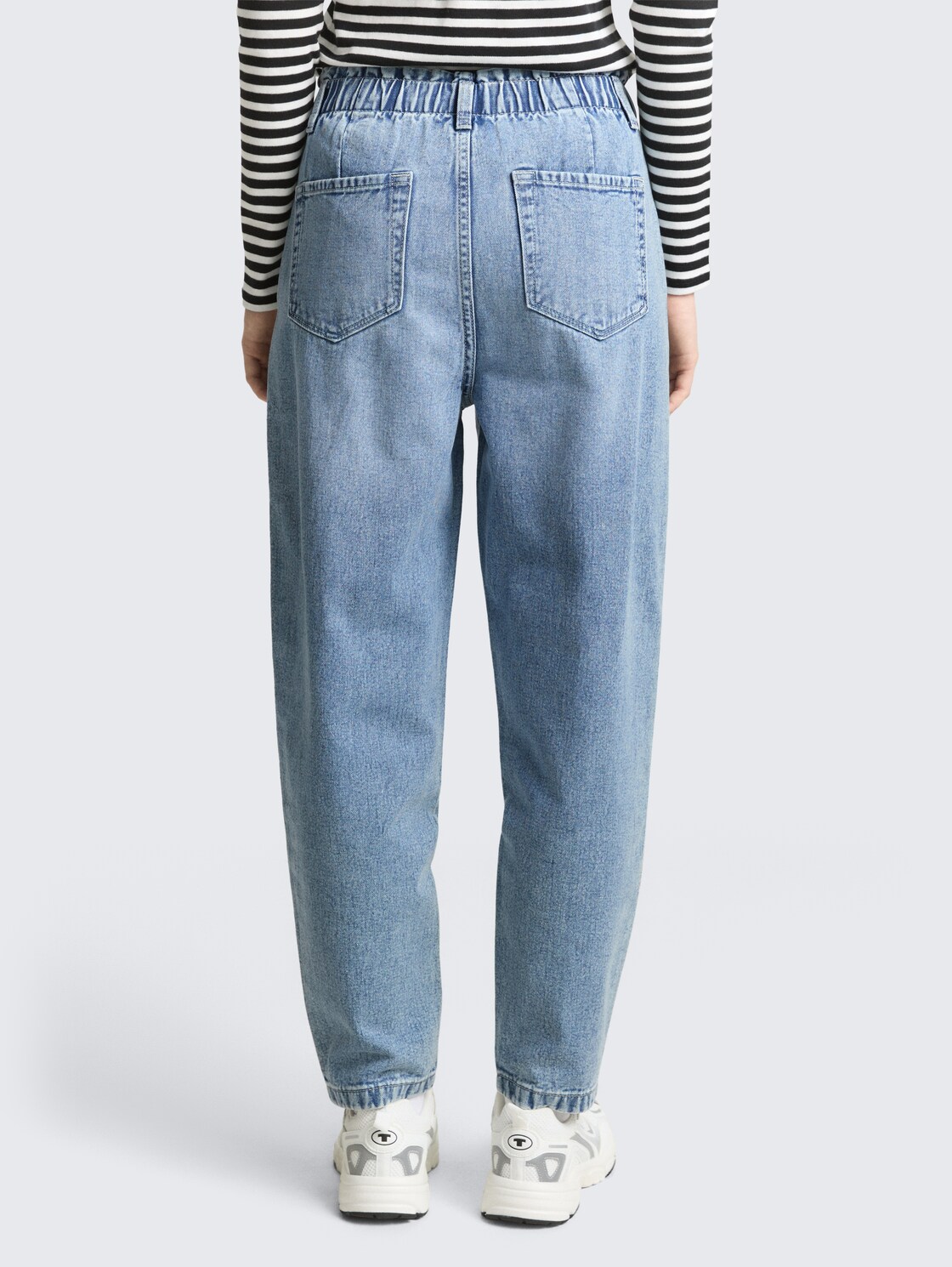 TTADEA BARREL Jeans - Used Light Stone Blue Denim - Auschnitt Model-Rückansicht