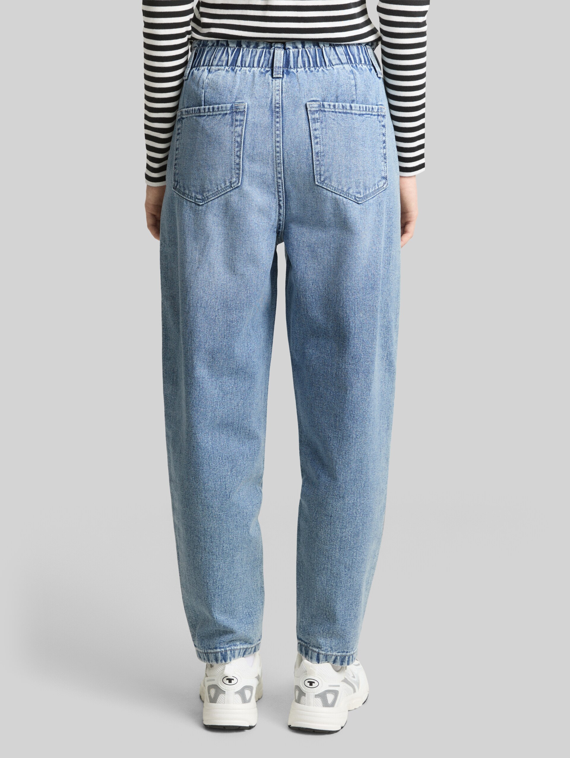 TTADEA BARREL Jeans - Used Light Stone Blue Denim - Neckline model-back view