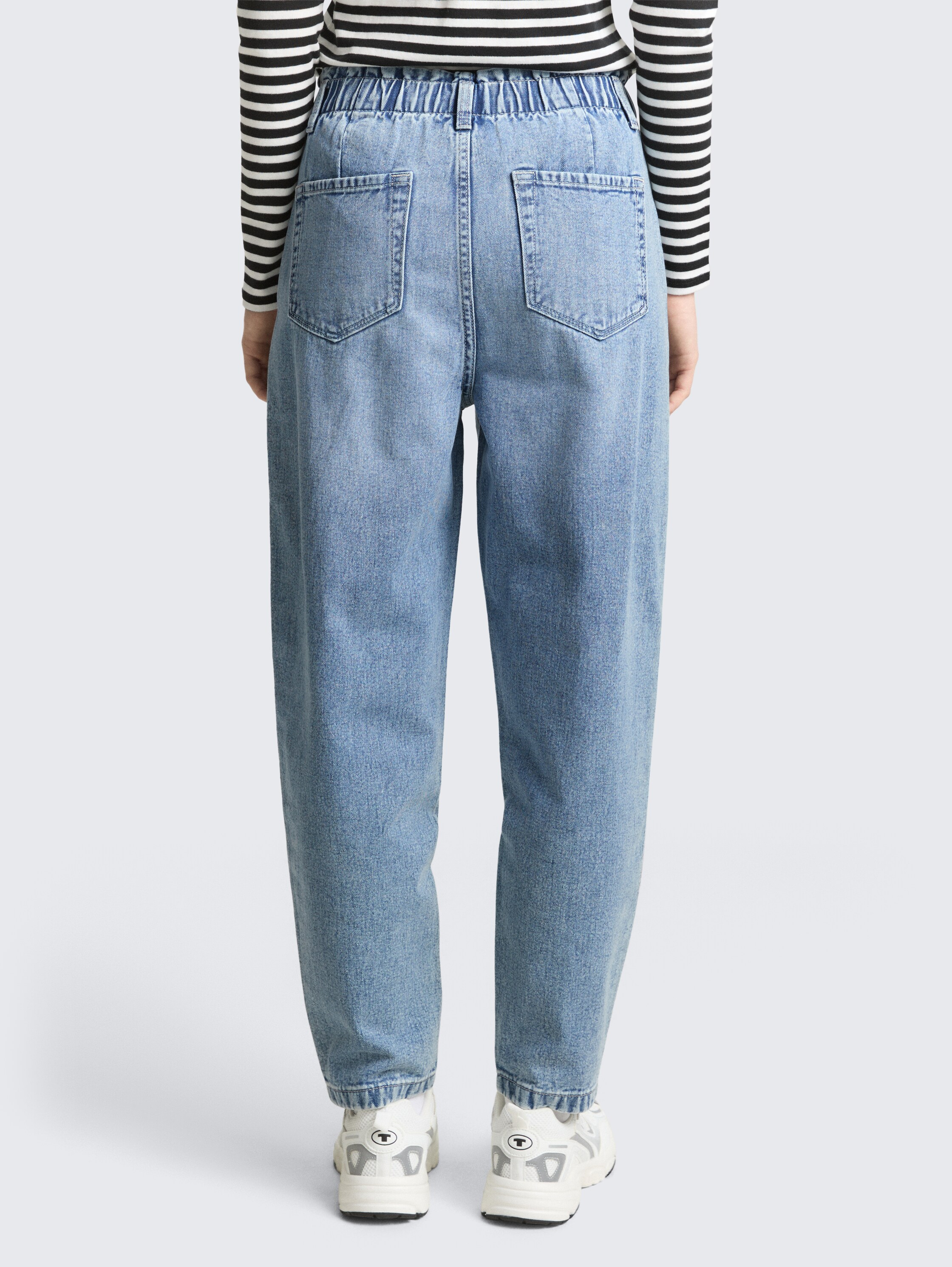 TTADEA BARREL Jeans - Used Light Stone Blue Denim - Auschnitt Model-Rückansicht