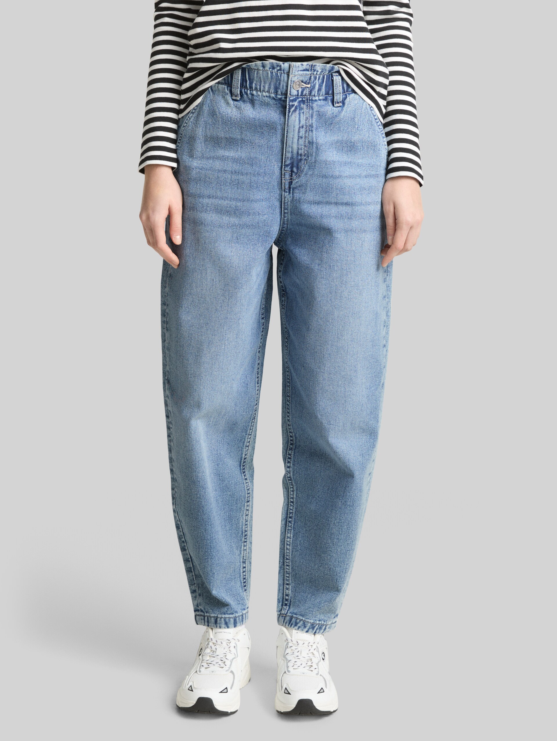 TTADEA BARREL Jeans - Used Light Stone Blue Denim - Neckline model front view