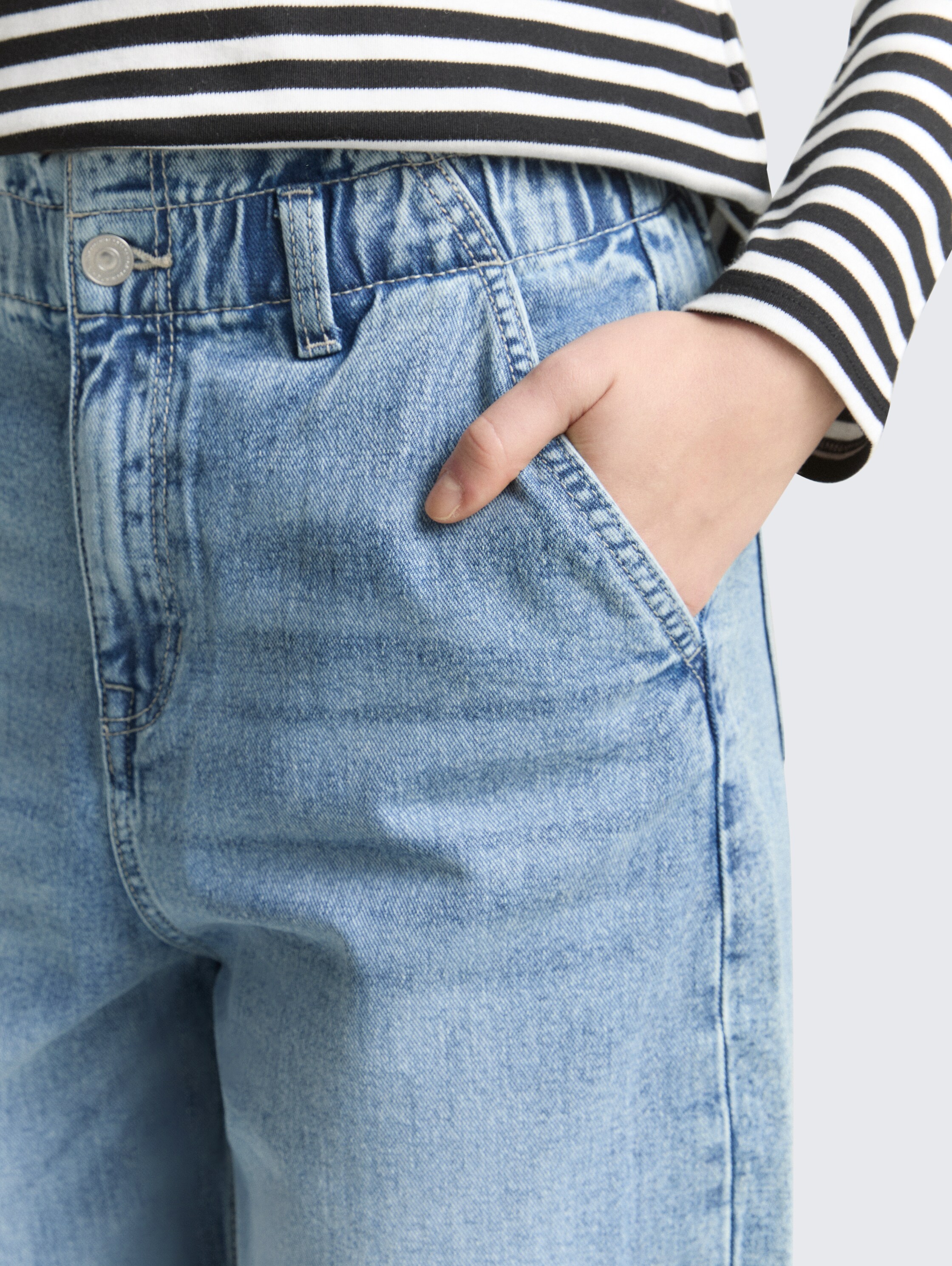 TTADEA BARREL Jeans - Used Light Stone Blue Denim - Detail-Model-Ansicht