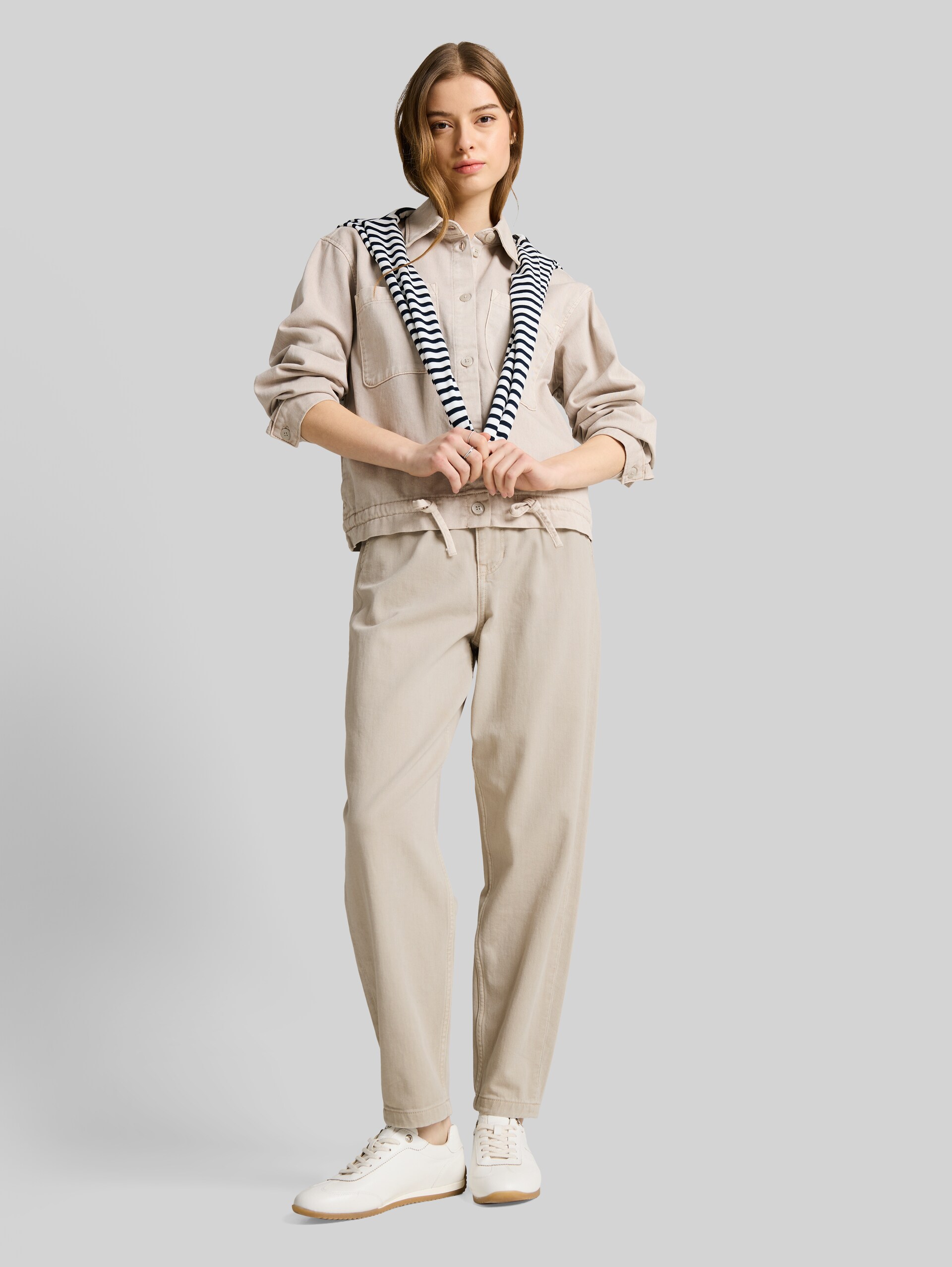 TTADEA BARREL Jeans - cloud grey - Model front view