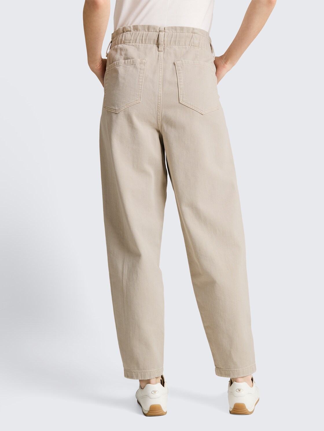 TTADEA BARREL Jeans - cloud grey - Auschnitt Model-Rückansicht