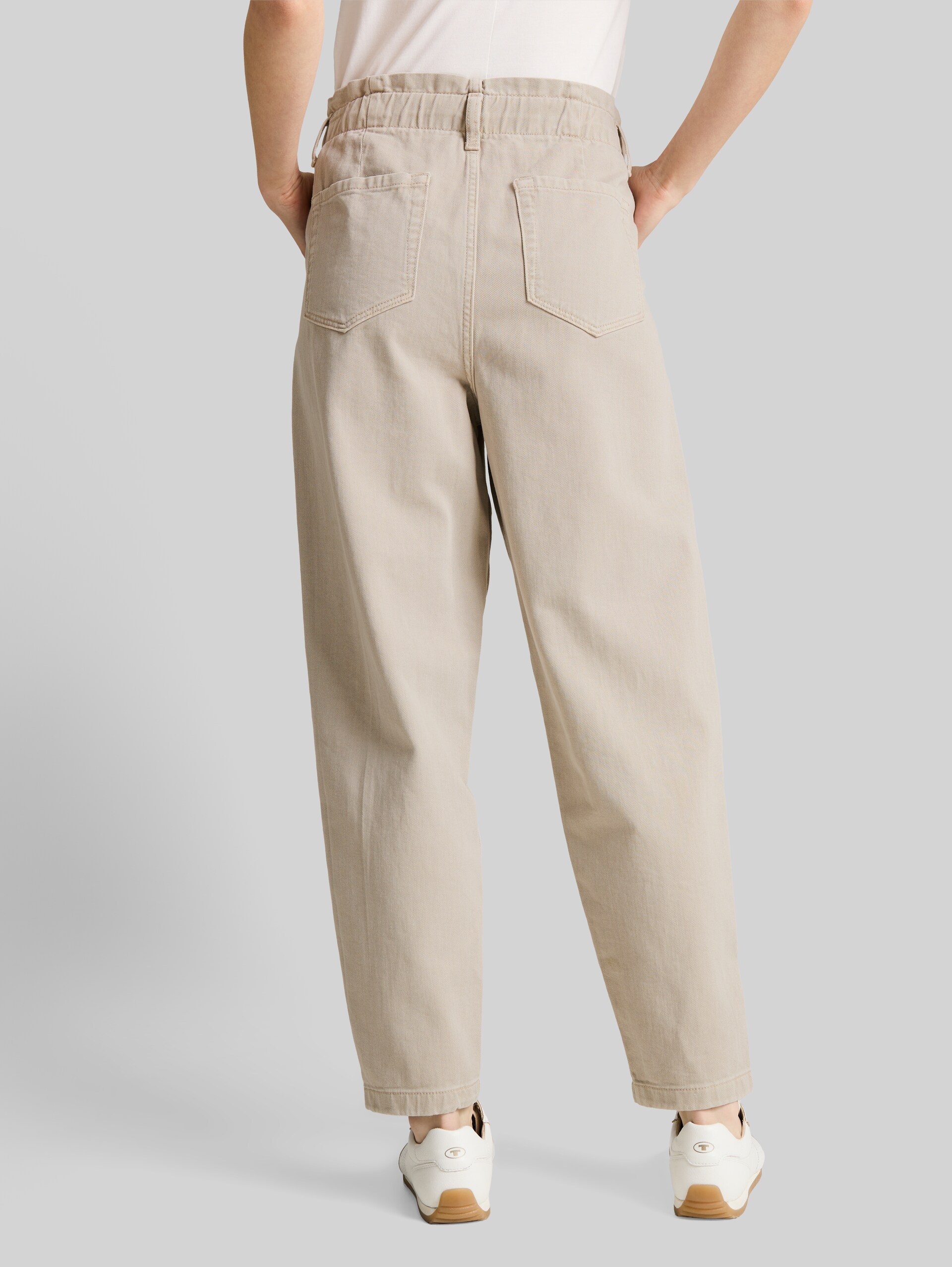 TTADEA BARREL Jeans - cloud grey - Neckline model-back view