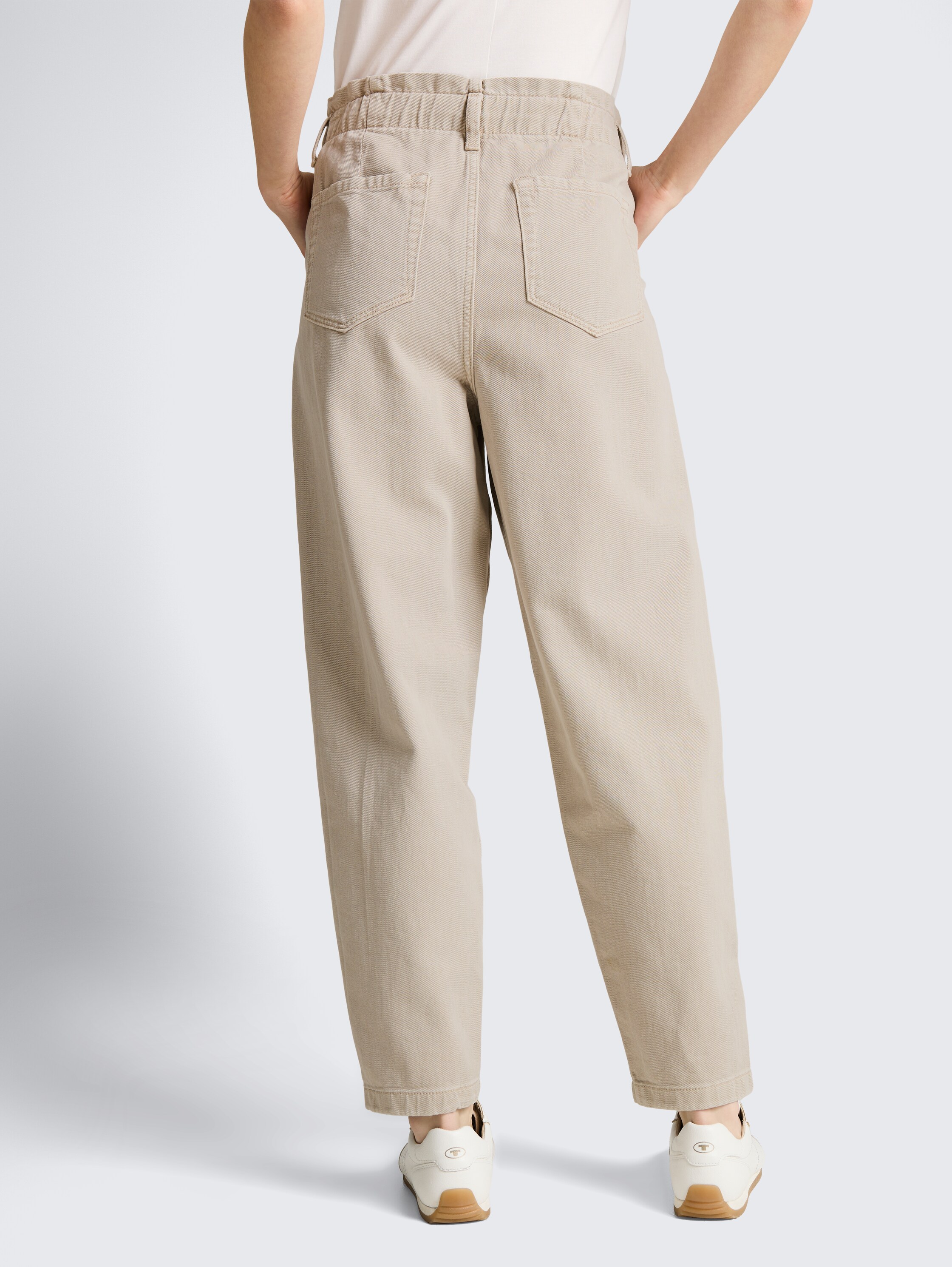 TTADEA BARREL Jeans - cloud grey - Auschnitt Model-Rückansicht