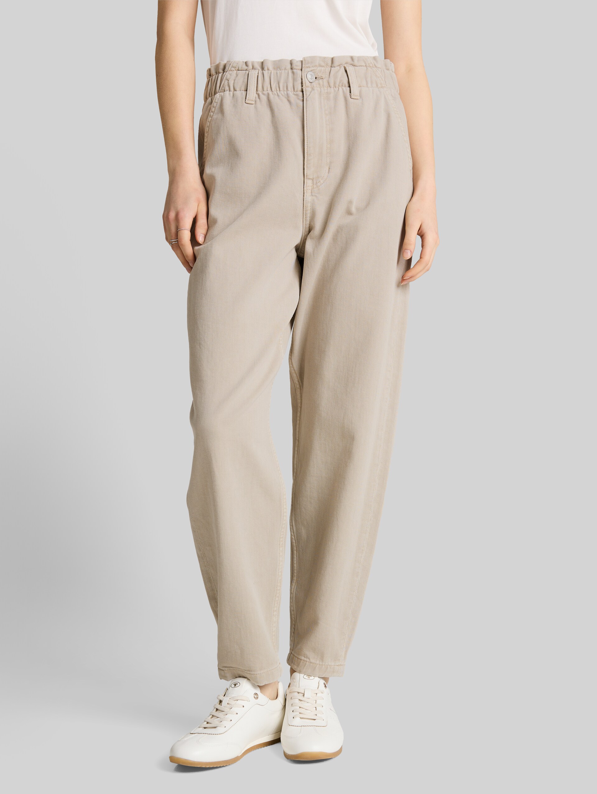 TTADEA BARREL Jeans - cloud grey - Neckline model front view