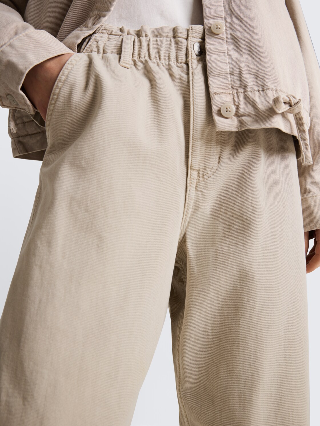 TTADEA BARREL Jeans - cloud grey - Detail-Model-Ansicht