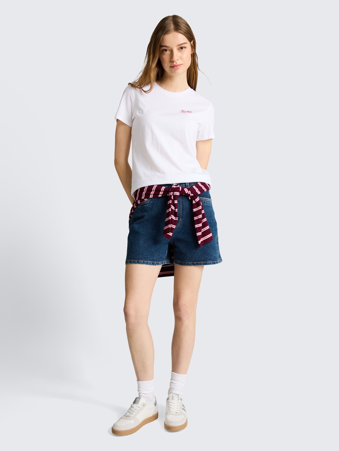 TTELIN STRAIGHT High Waist Jeans Shorts - Used Mid Stone Blue Denim - Model-Vorderansicht