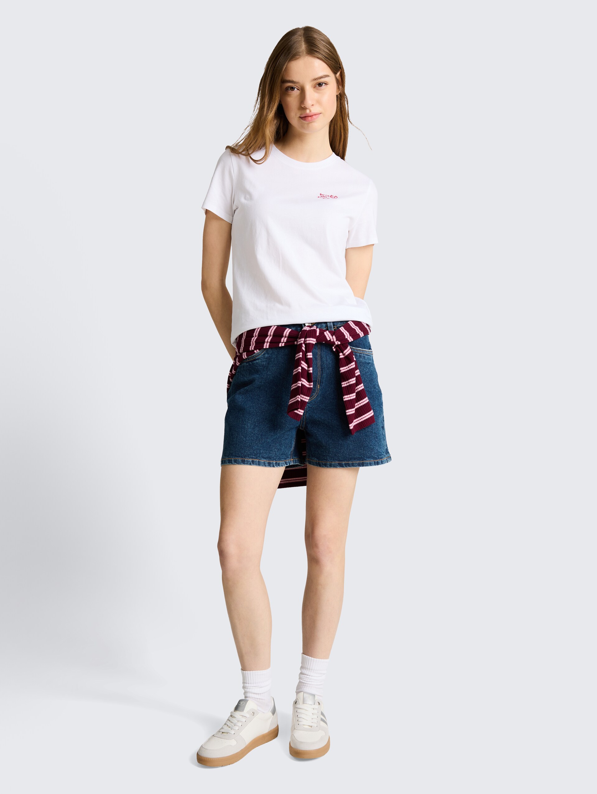 TTELIN STRAIGHT High Waist Jeans Shorts - Used Mid Stone Blue Denim - Model-Vorderansicht