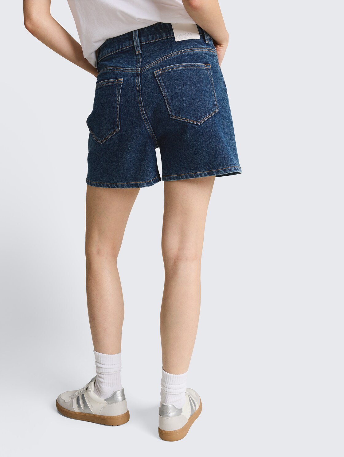 TTELIN STRAIGHT High Waist Jeans Shorts - Used Mid Stone Blue Denim - Auschnitt Model-Rückansicht