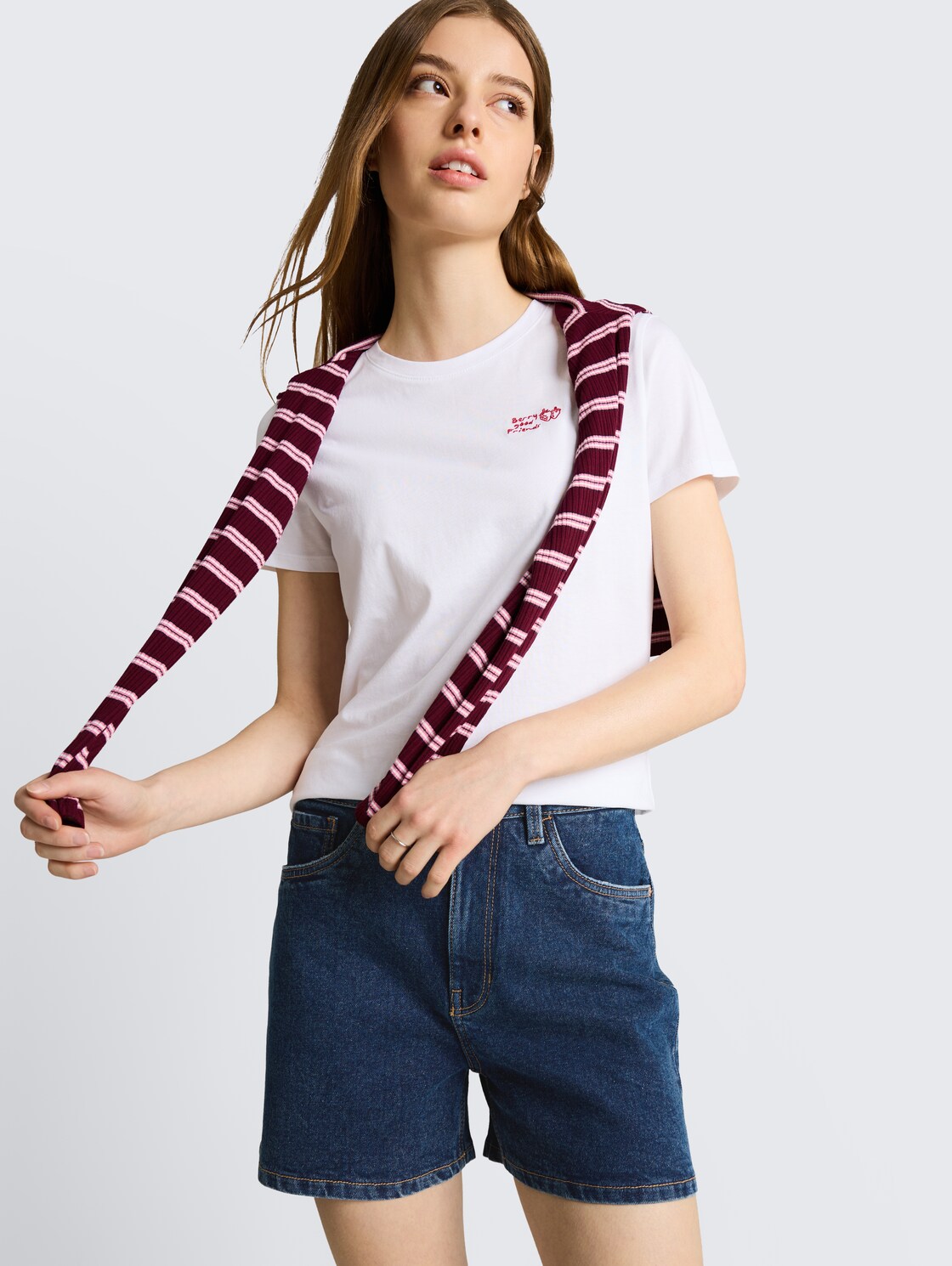 TTELIN STRAIGHT High Waist Jeans Shorts - Used Mid Stone Blue Denim - Detail-Model-Ansicht