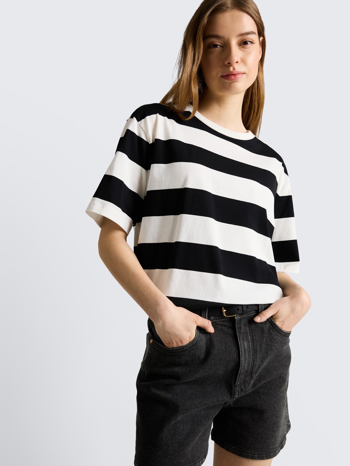 TTELIN STRAIGHT High Waist Jeans Shorts - clean mid stone grey denim - Detail-Model-Ansicht