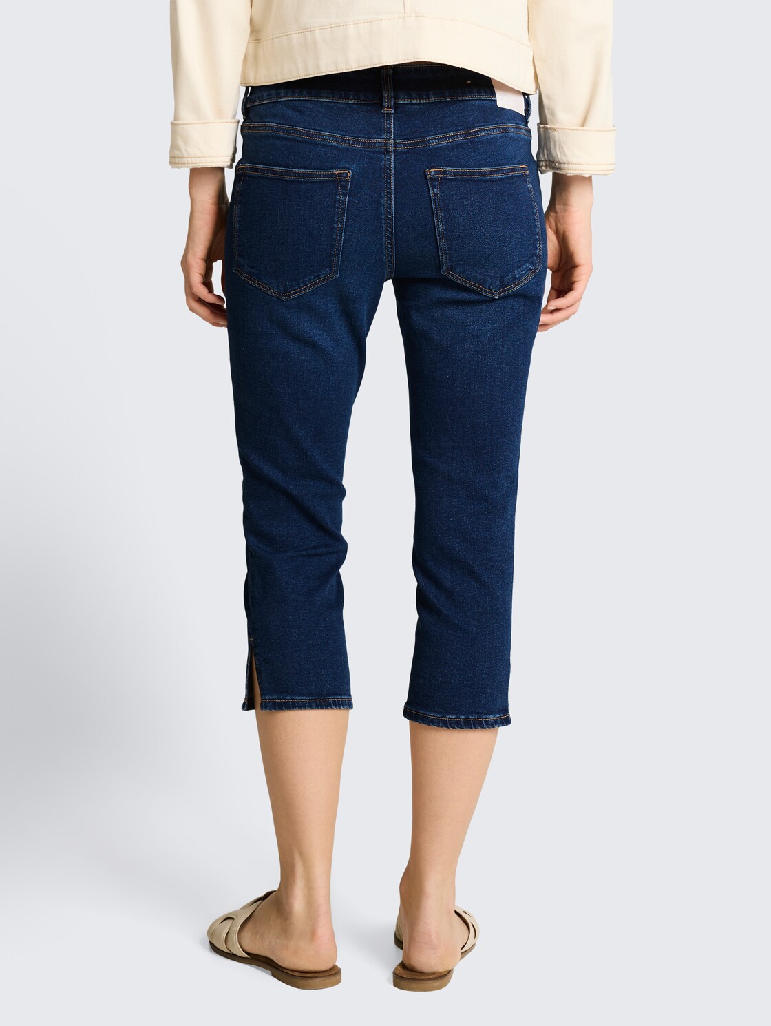 TTJONA SKINNY Capri Jeans - Used Dark Stone Blue Denim - Auschnitt Model-Rückansicht