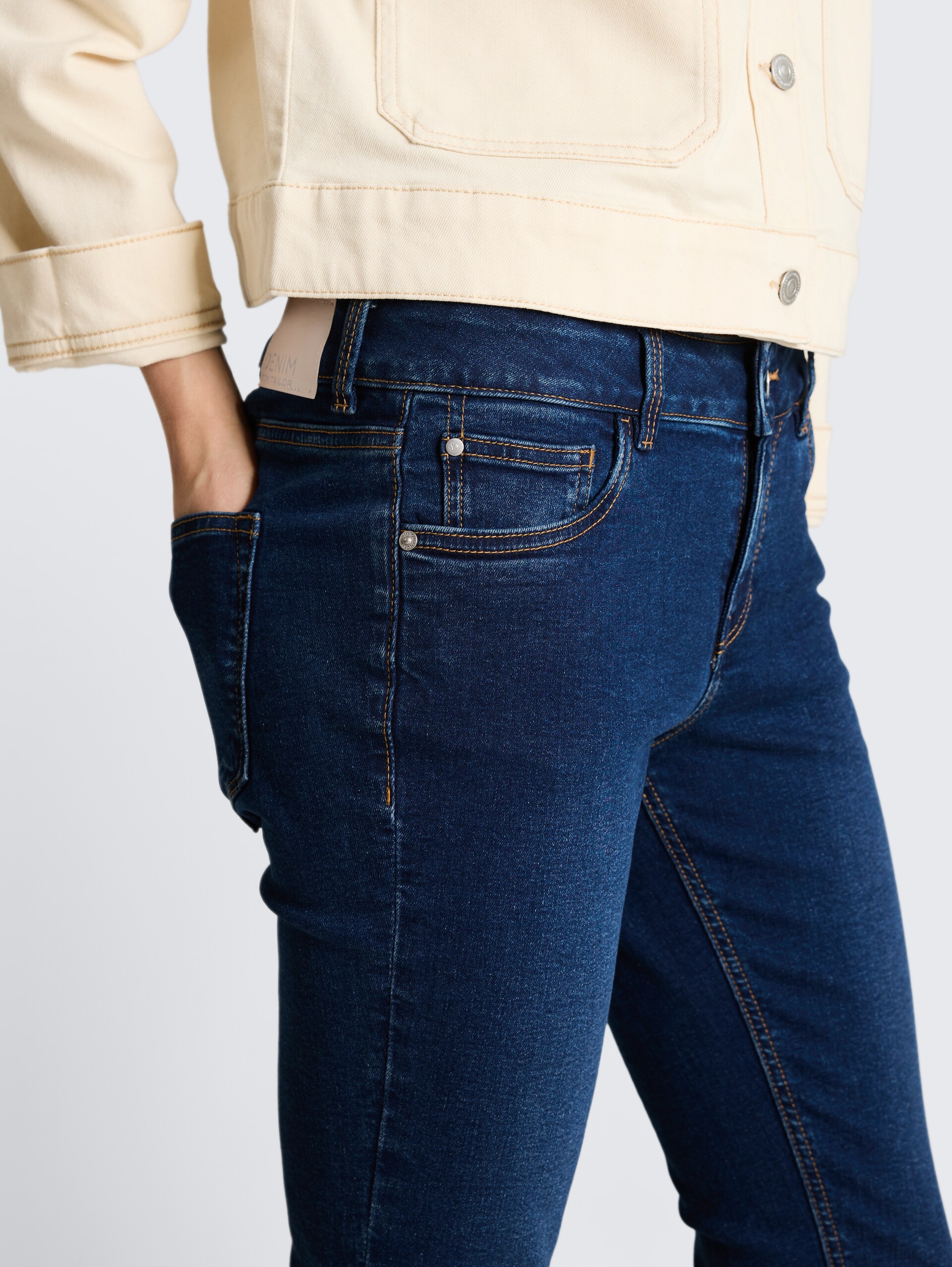 TTJONA SKINNY Capri Jeans - Used Dark Stone Blue Denim - Detail-Model-Ansicht