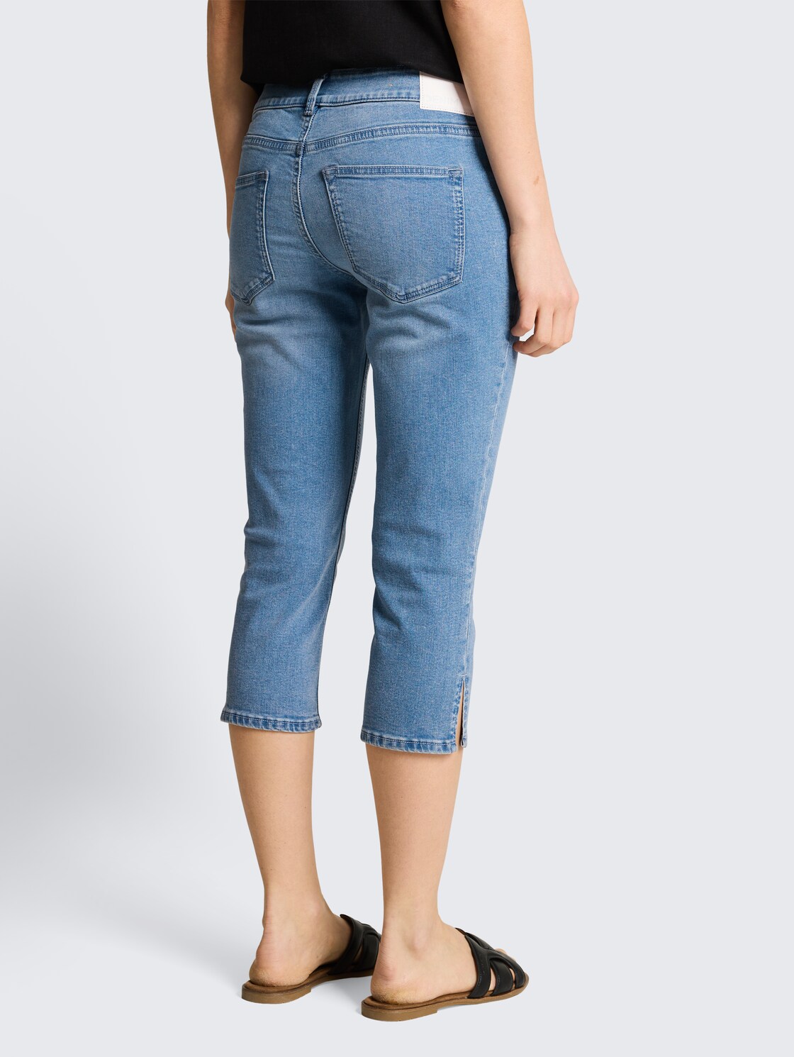 TTJONA SKINNY Capri Jeans - Light Stone Blue Denim - Auschnitt Model-Rückansicht