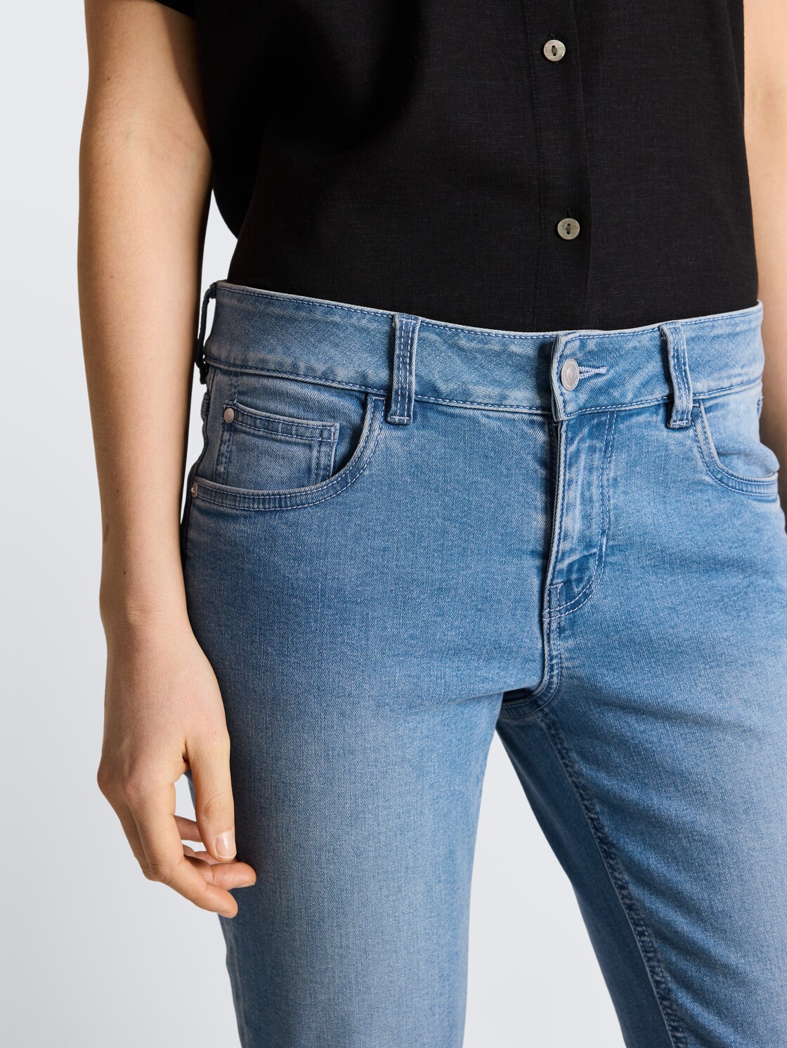 TTJONA SKINNY Capri Jeans - Light Stone Blue Denim - Detail-Model-Ansicht