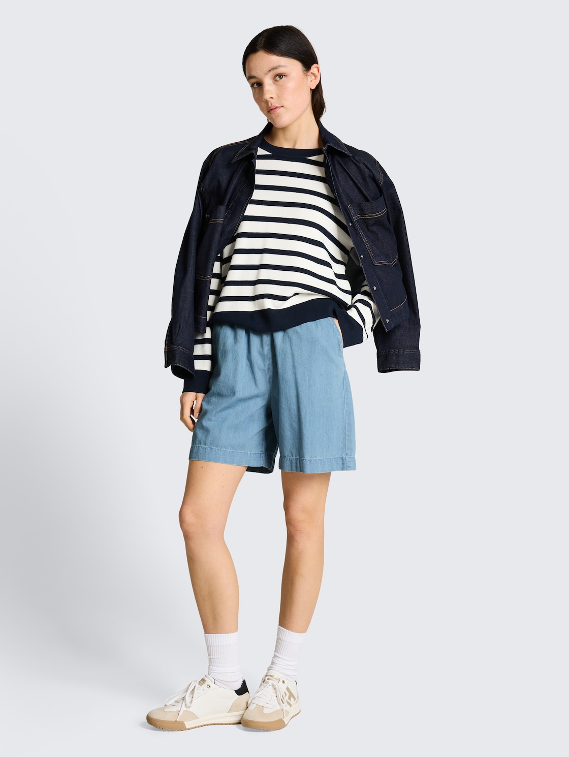 TTLINOU WIDE Bermuda Jeans Shorts - Clean Light Stone Blue Denim - Model-Vorderansicht