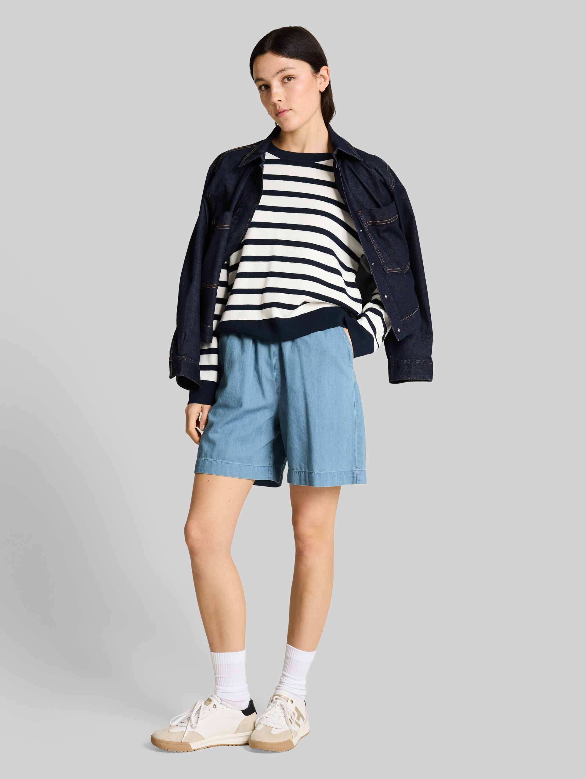 TTLINOU WIDE Bermuda jeans shorts - Clean Light Stone Blue Denim - Model front view