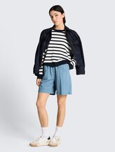 TTLINOU WIDE Bermuda Jeans Shorts - Clean Light Stone Blue Denim - Model-Vorderansicht