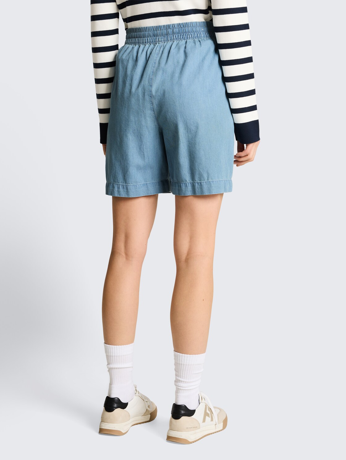 TTLINOU WIDE Bermuda Jeans Shorts - Clean Light Stone Blue Denim - Auschnitt Model-Rückansicht