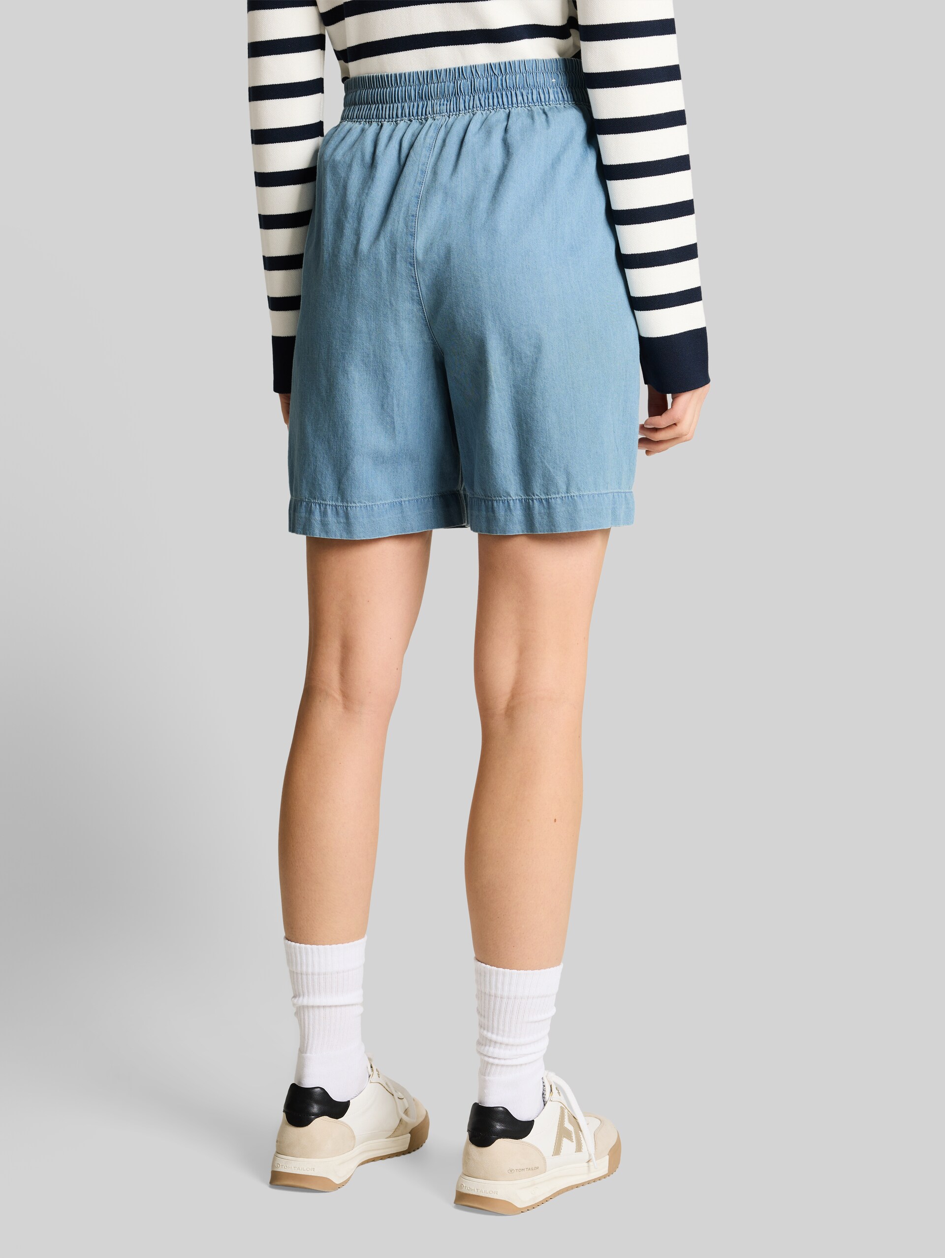 TTLINOU WIDE Bermuda jeans shorts - Clean Light Stone Blue Denim - Neckline model-back view