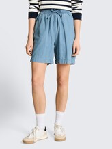 TTLINOU WIDE Bermuda Jeans Shorts - Clean Light Stone Blue Denim - Ausschnitt Model-Vorderansicht