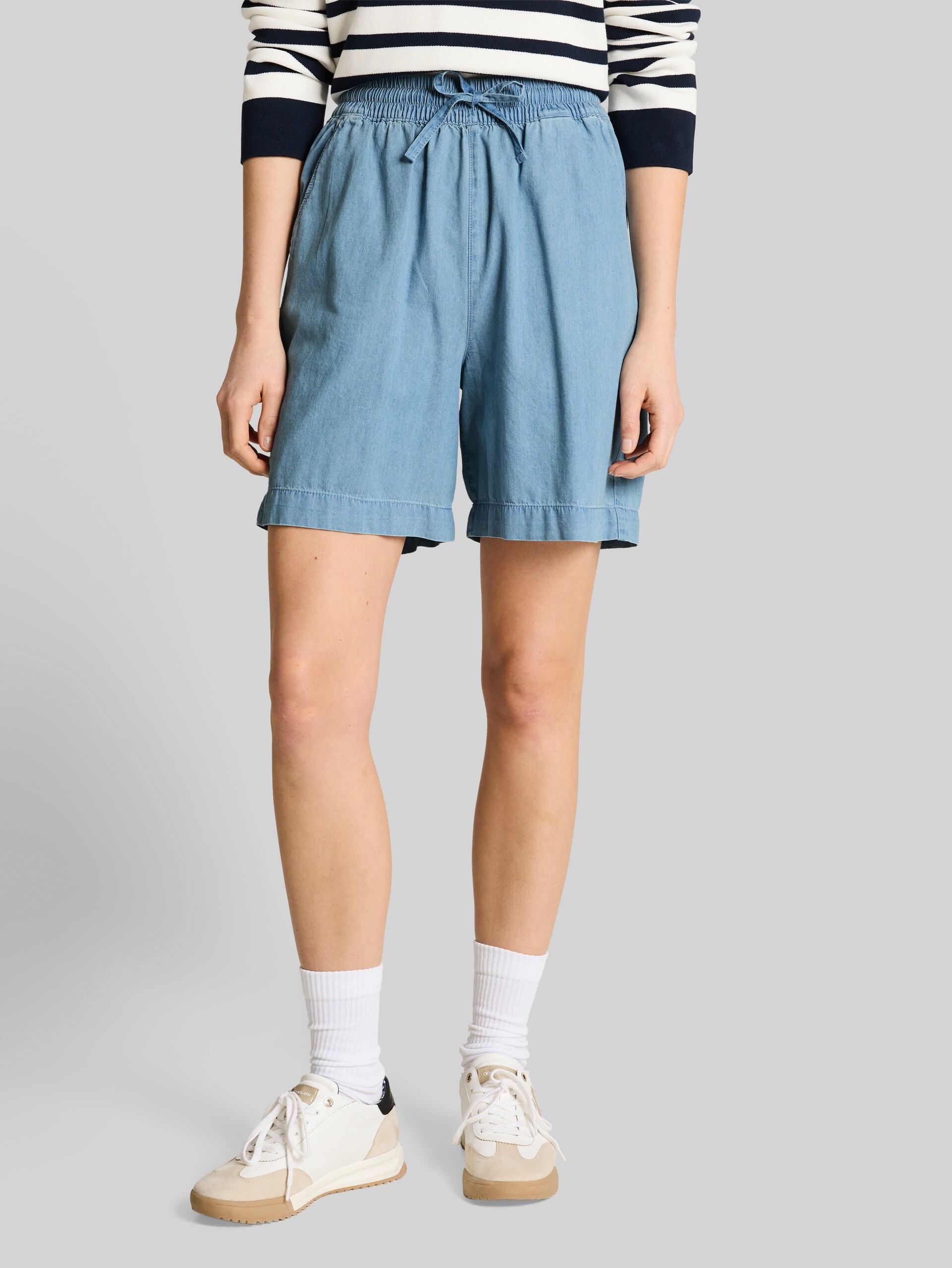 TTLINOU WIDE Bermuda jeans shorts - Clean Light Stone Blue Denim - Neckline model front view