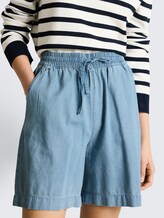 TTLINOU WIDE Bermuda Jeans Shorts - Clean Light Stone Blue Denim - Detail-Model-Ansicht