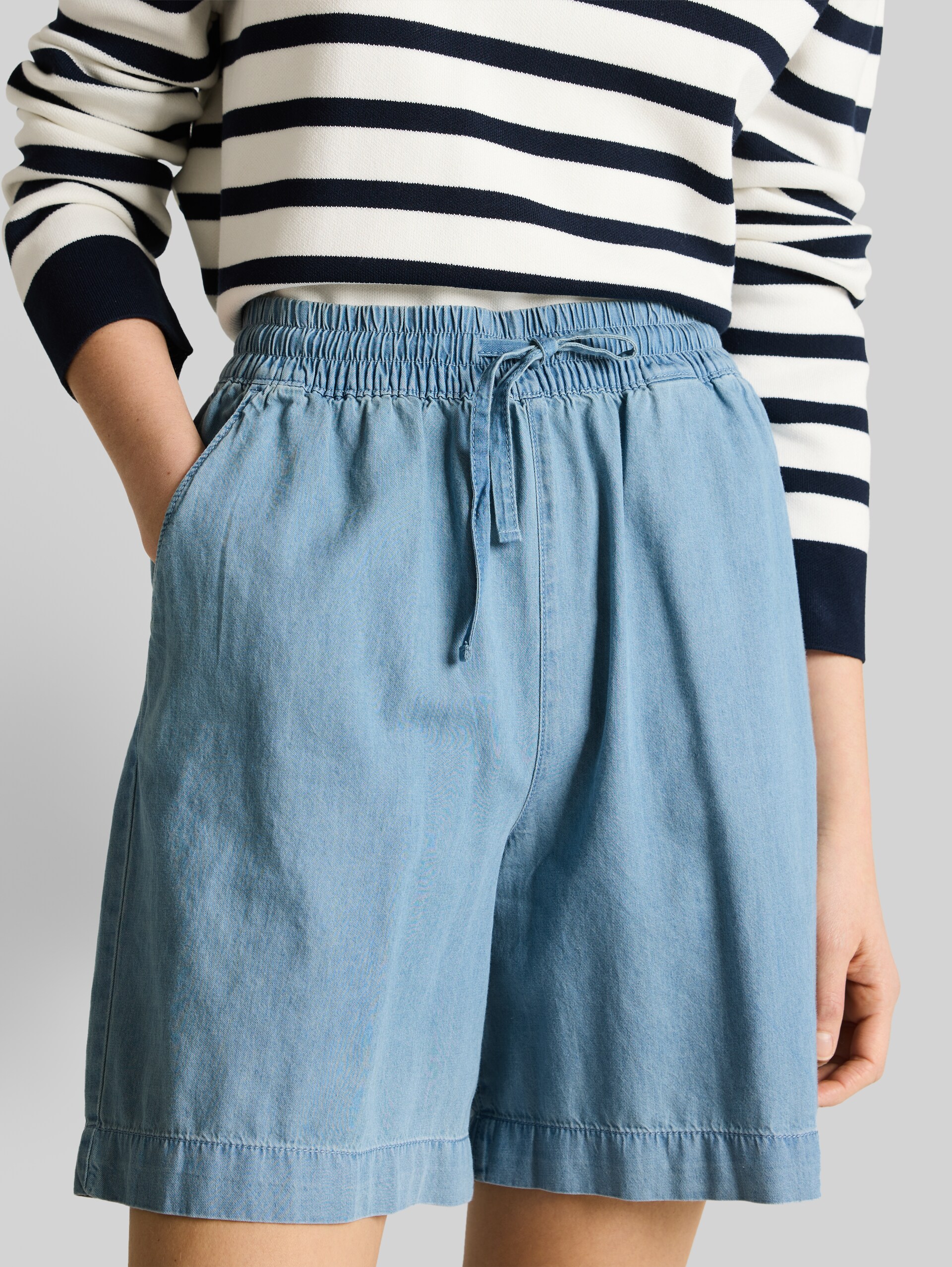 TTLINOU WIDE Bermuda jeans shorts - Clean Light Stone Blue Denim - Detail model view