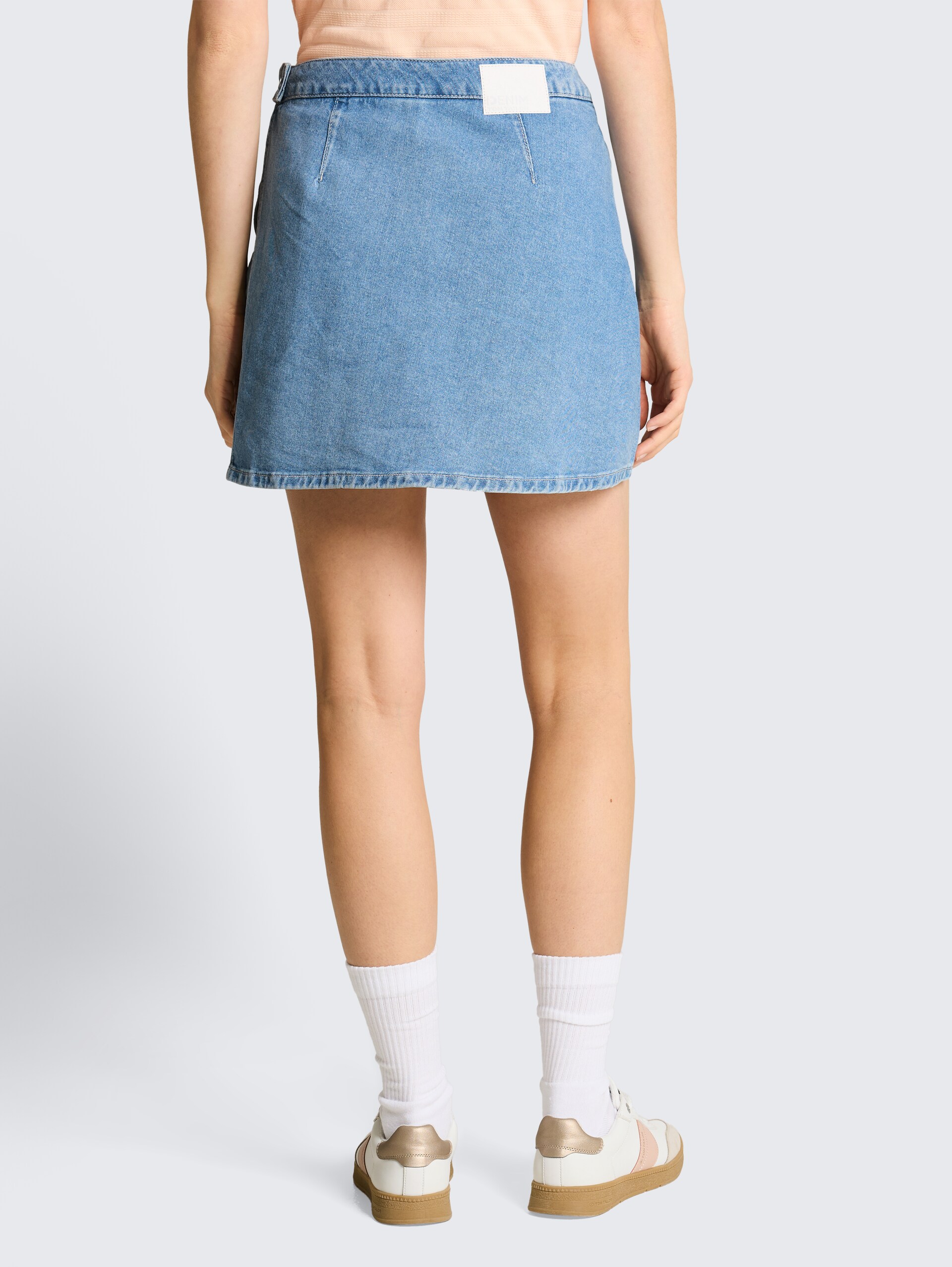 Jeansskort met wikkeloptiek - Clean Light Stone Blue Denim - Neklijn model-achteraanzicht