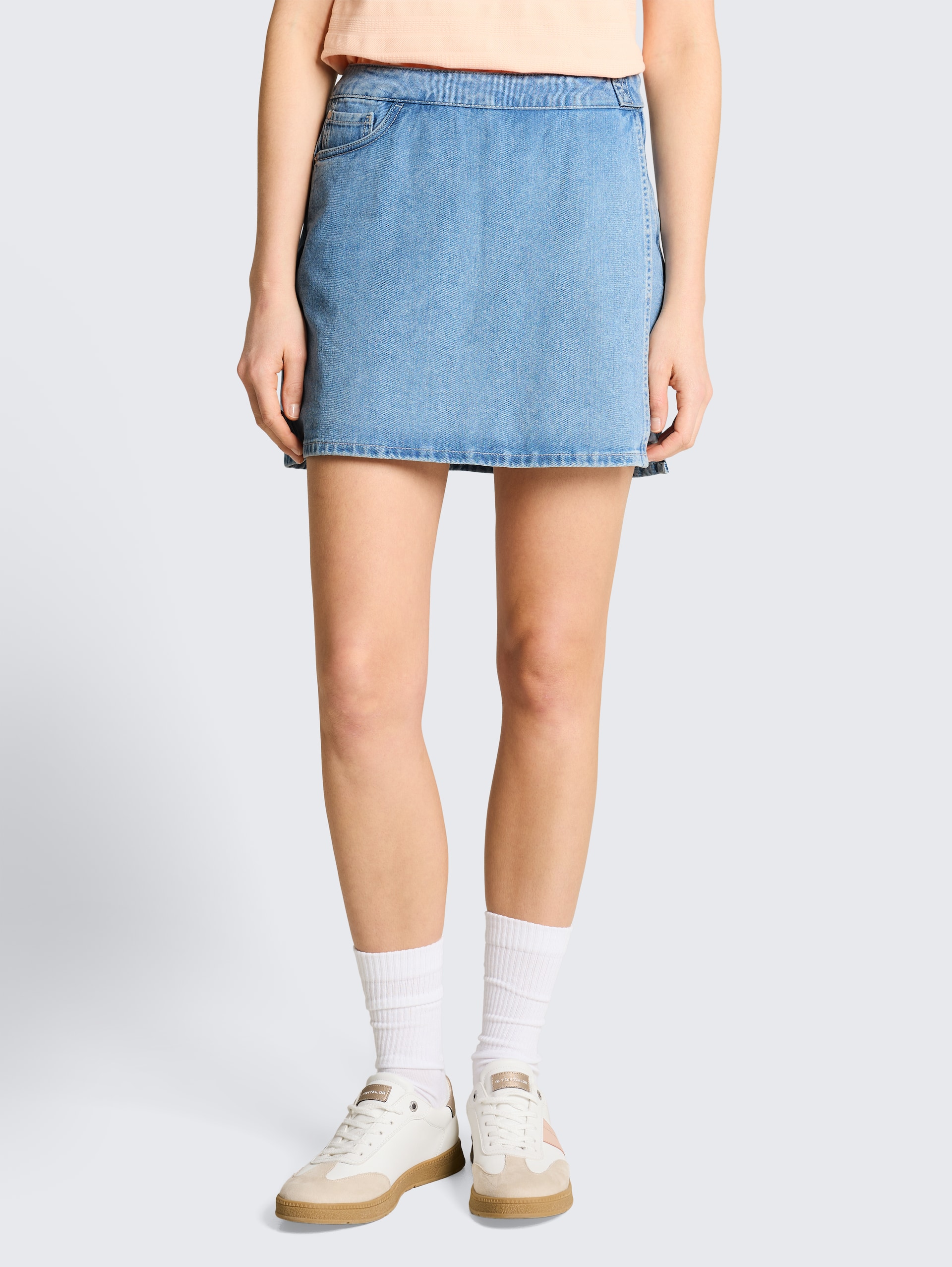 Jeansskort met wikkeloptiek - Clean Light Stone Blue Denim - Nek model vooraanzicht