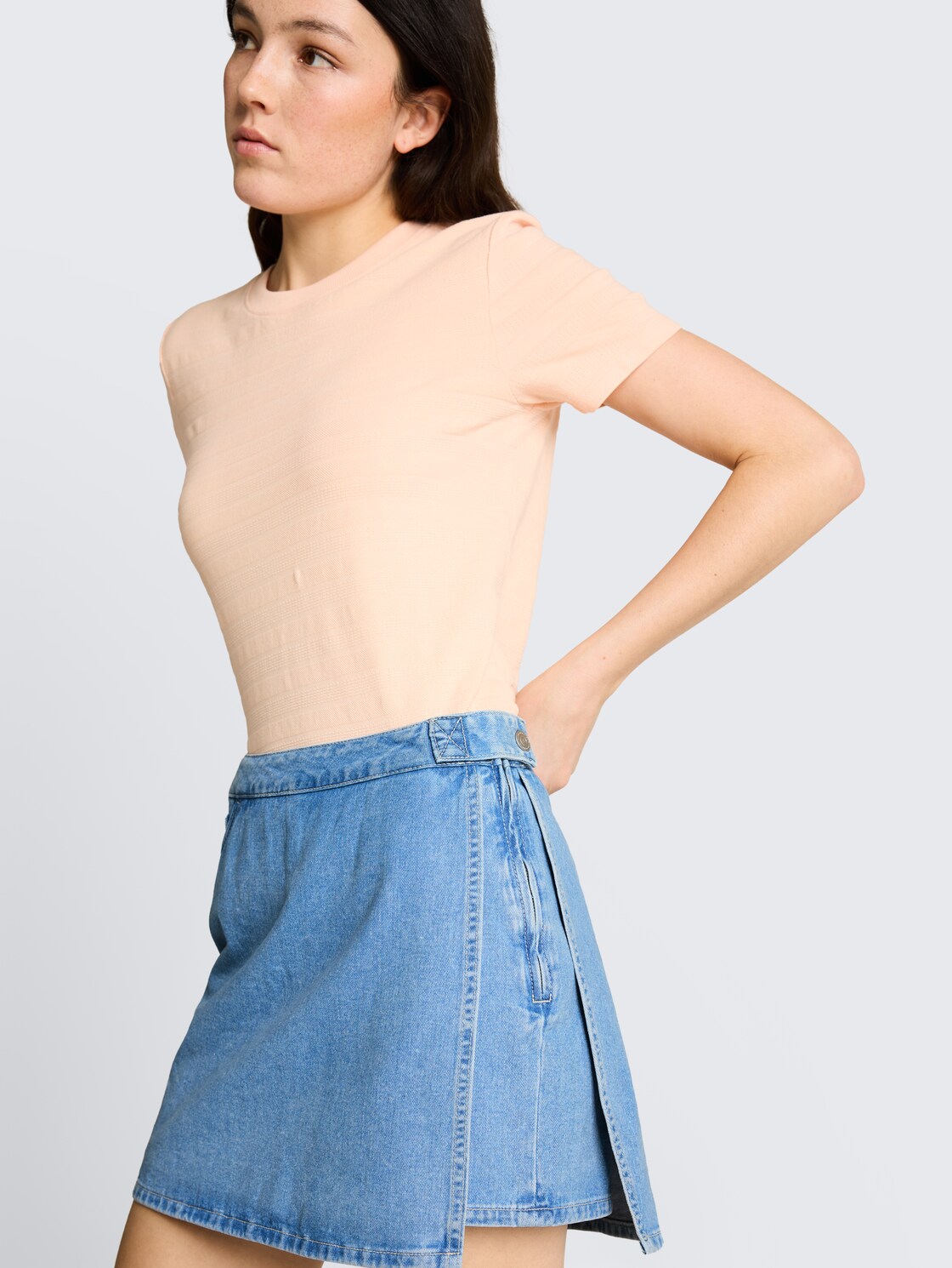 Jeans Skort in Wickel-Optik - Clean Light Stone Blue Denim - Detail-Model-Ansicht