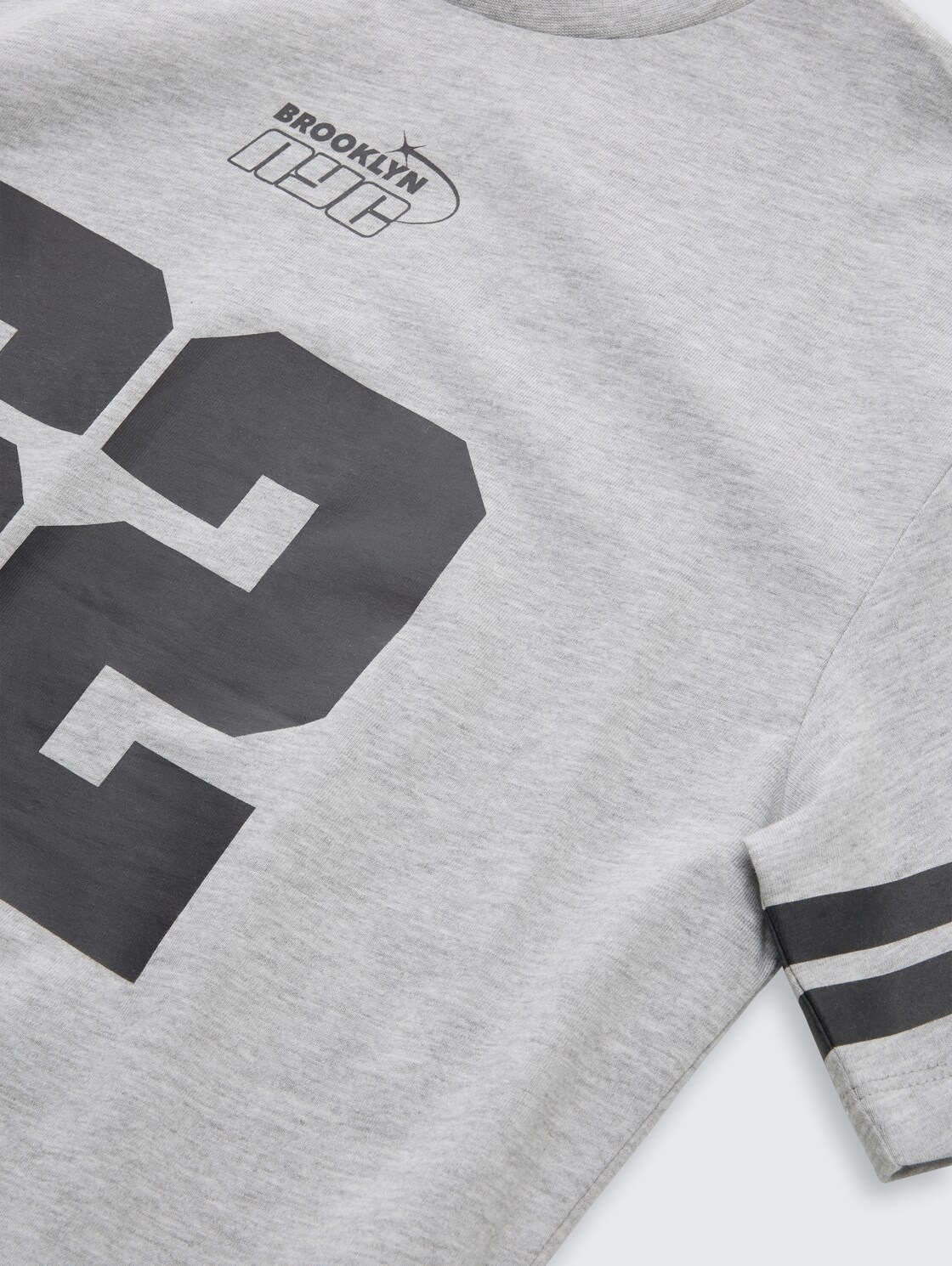 Oversize T-Shirt mit Print - Light Stone Grey Melange - Detail-Model-Ansicht