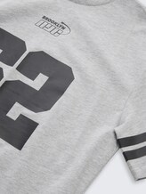 Oversize T-Shirt mit Print - Light Stone Grey Melange - Detail-Model-Ansicht
