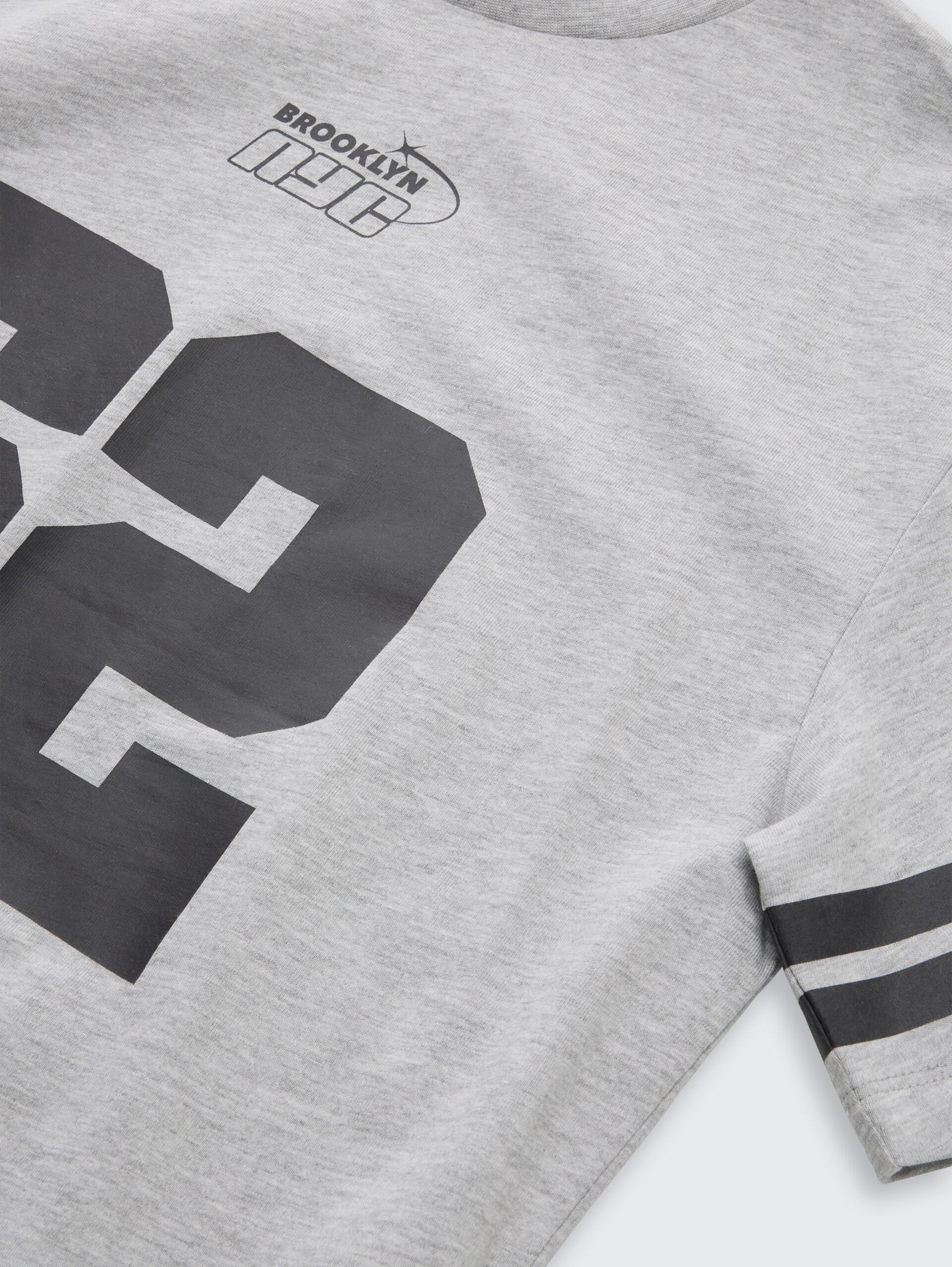Oversize T-Shirt mit Print - Light Stone Grey Melange - Detail-Model-Ansicht