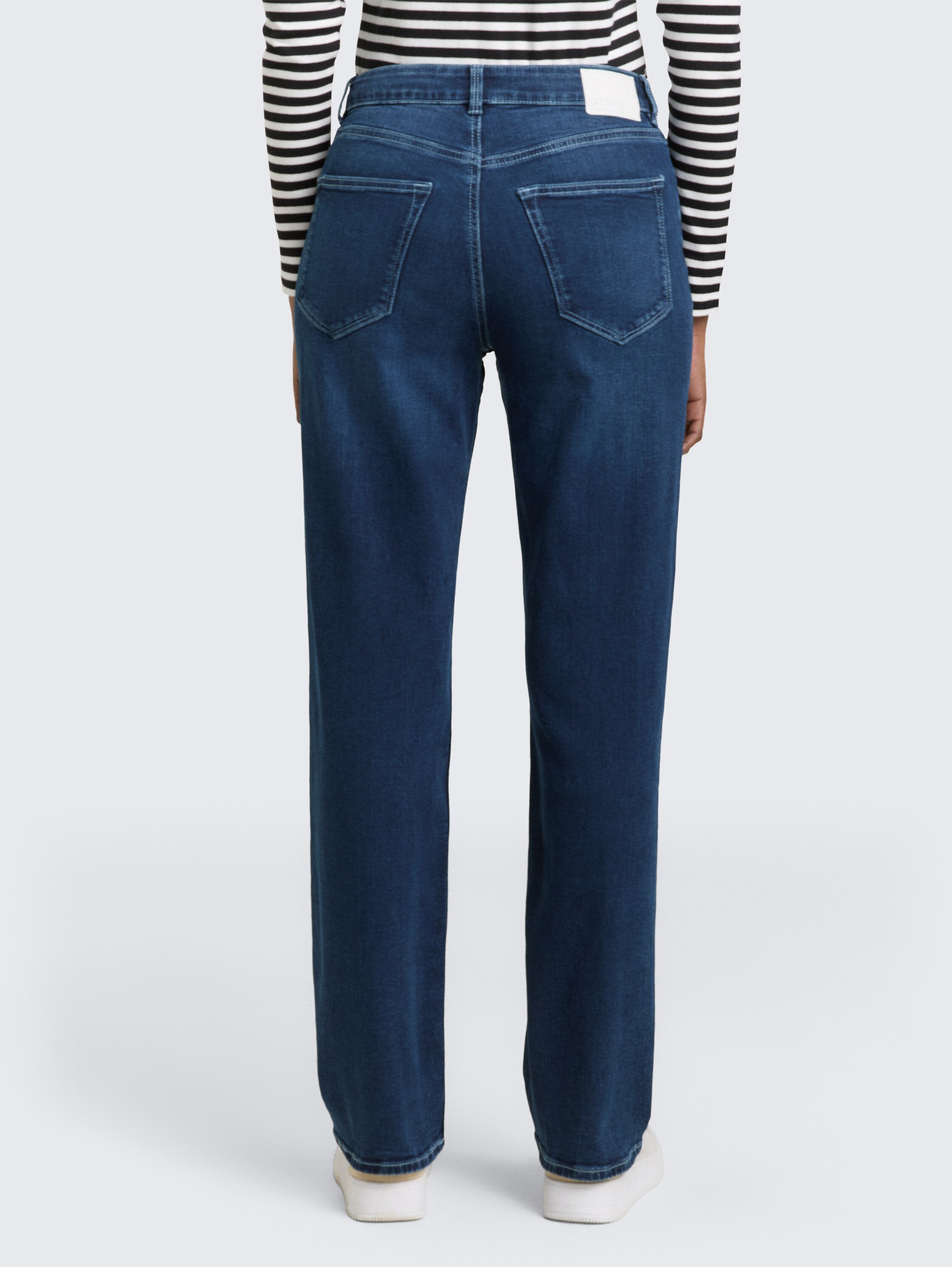 TTELLA STRAIGHT Jeans - Used Dark Stone Blue Denim - Auschnitt Model-Rückansicht