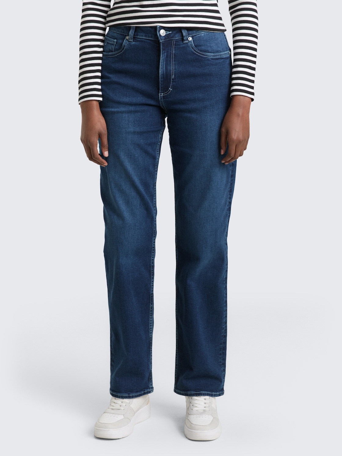 TTELLA STRAIGHT Jeans - Used Dark Stone Blue Denim - Ausschnitt Model-Vorderansicht