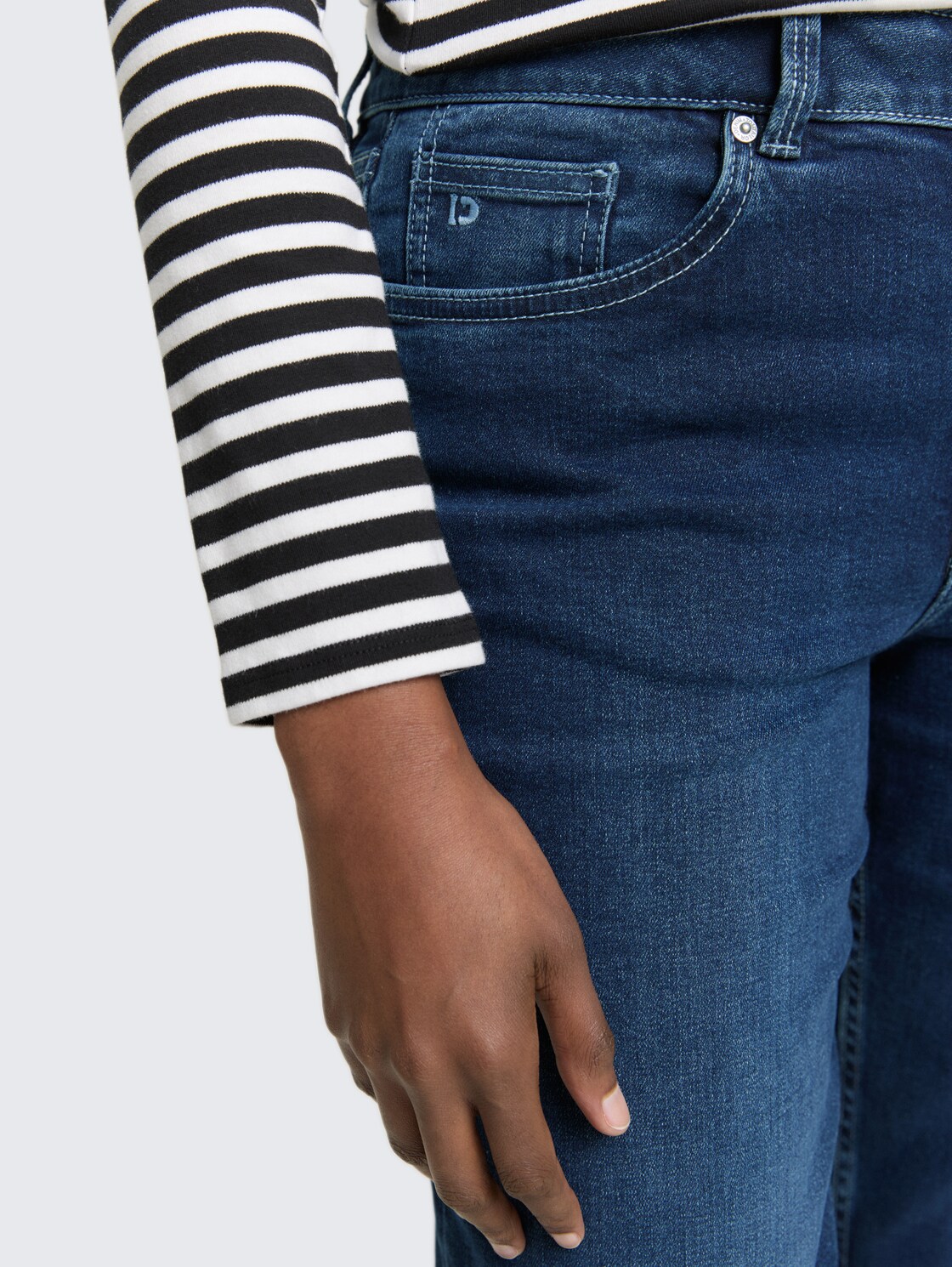 TTELLA STRAIGHT Jeans - Used Dark Stone Blue Denim - Detail-Model-Ansicht