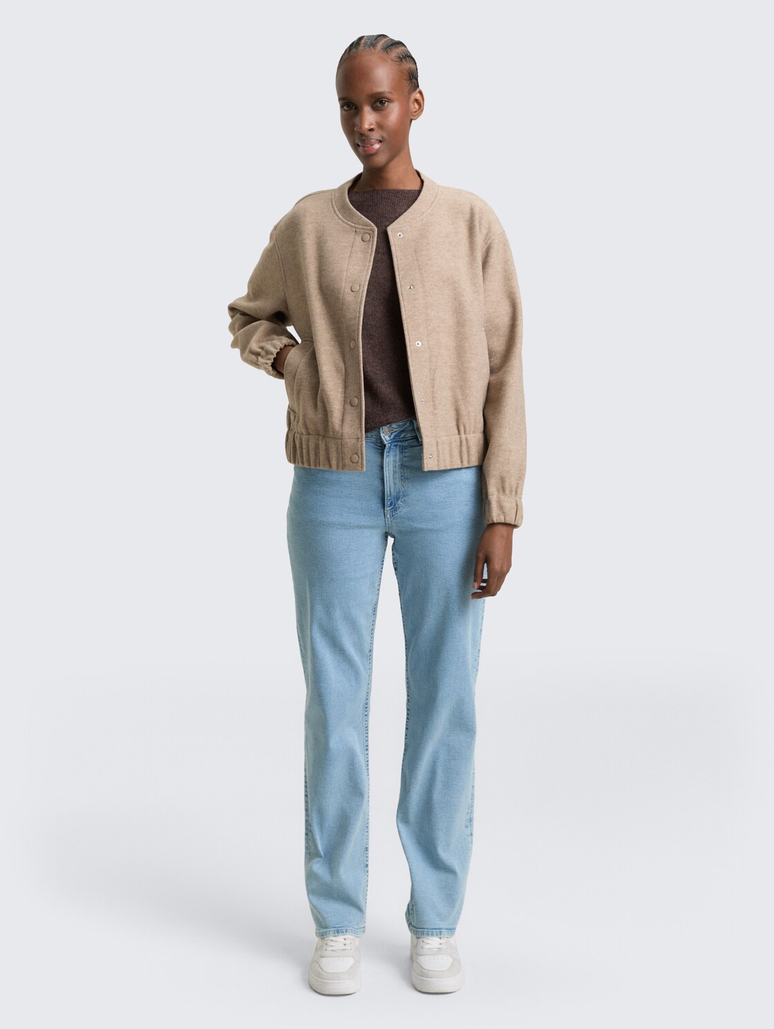 TTELLA STRAIGHT Jeans - Light Stone Blue Denim - Model-Vorderansicht