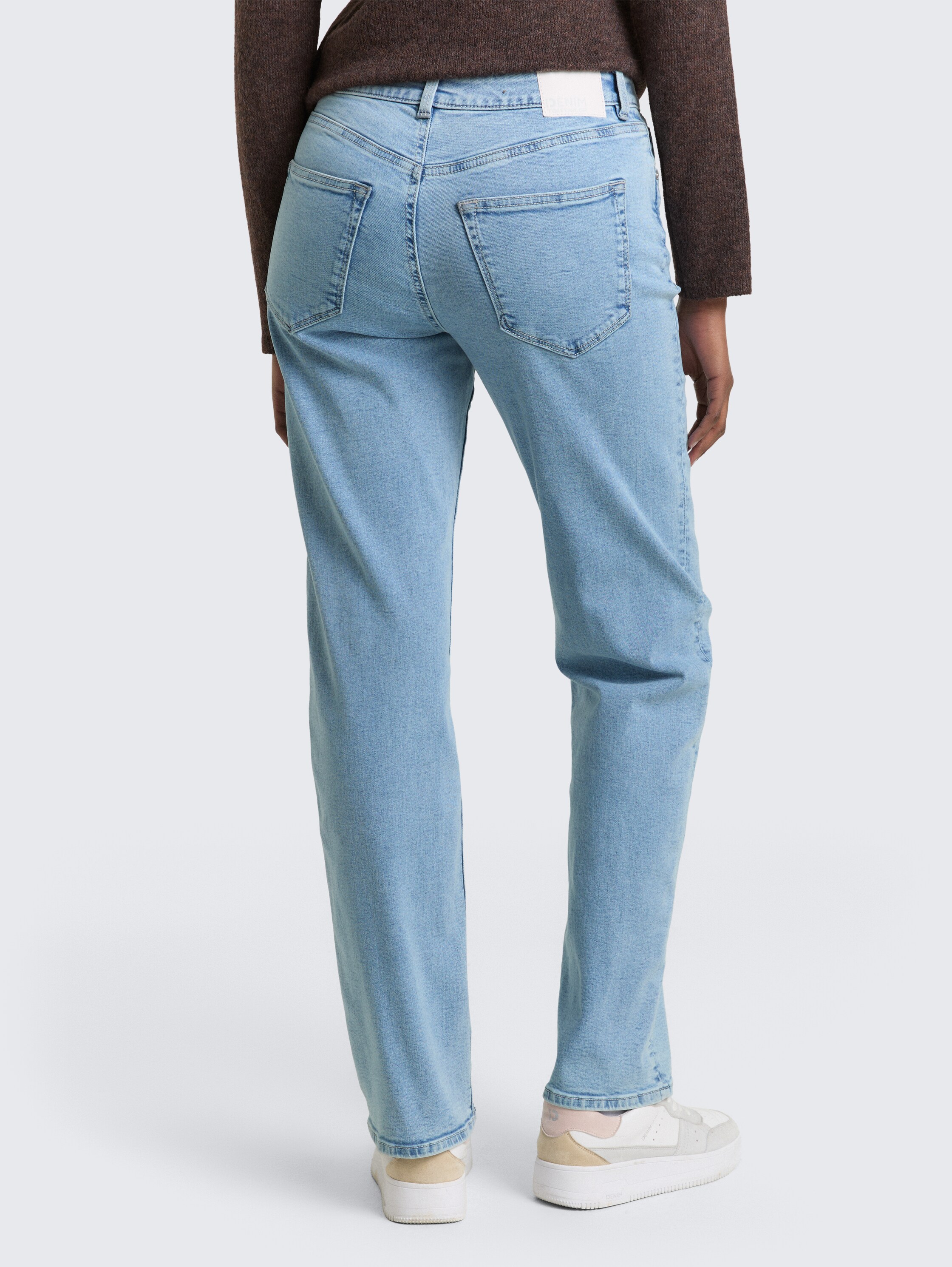 TTELLA STRAIGHT Jeans - Light Stone Blue Denim - Auschnitt Model-Rückansicht
