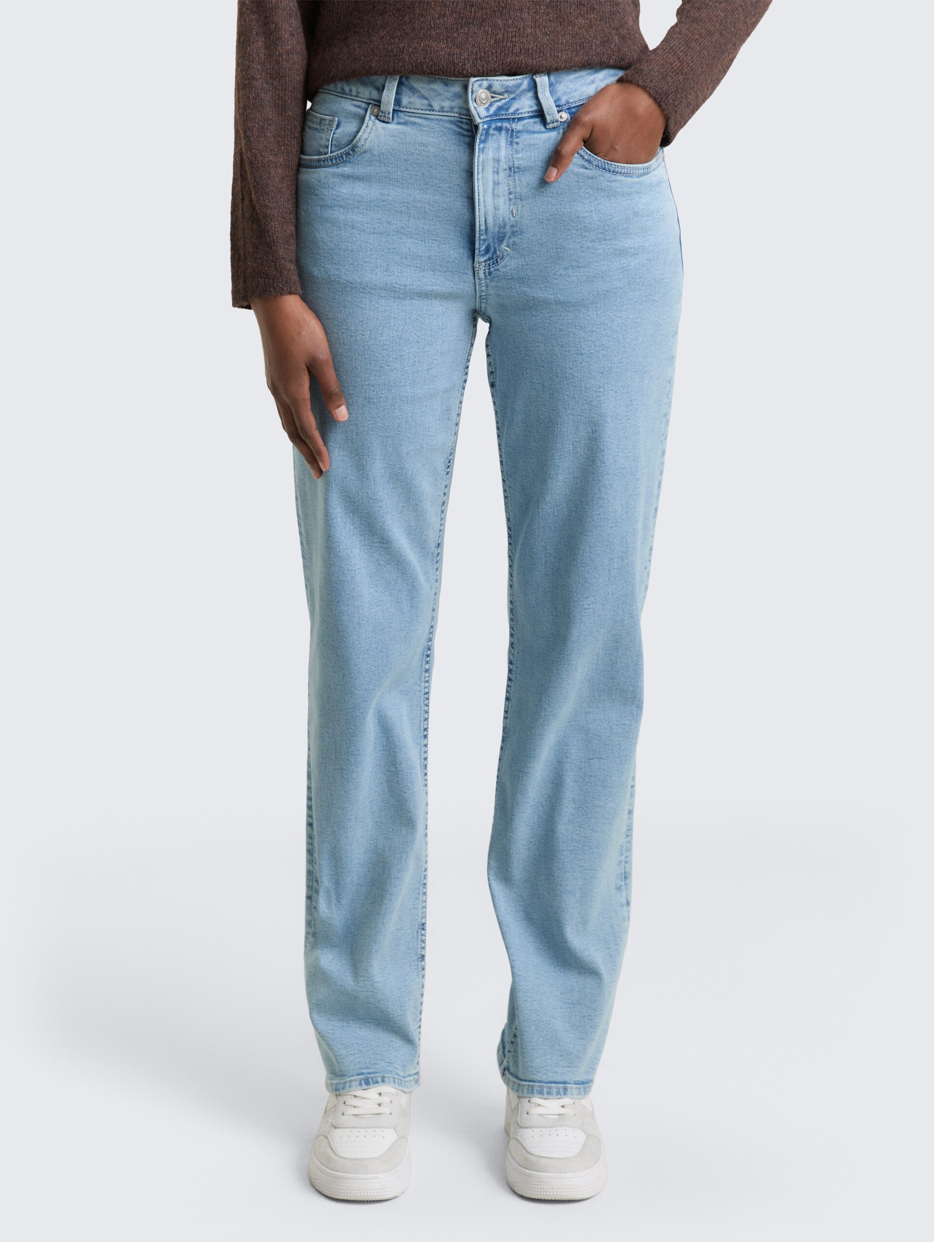 TTELLA STRAIGHT Jeans - Light Stone Blue Denim - Ausschnitt Model-Vorderansicht