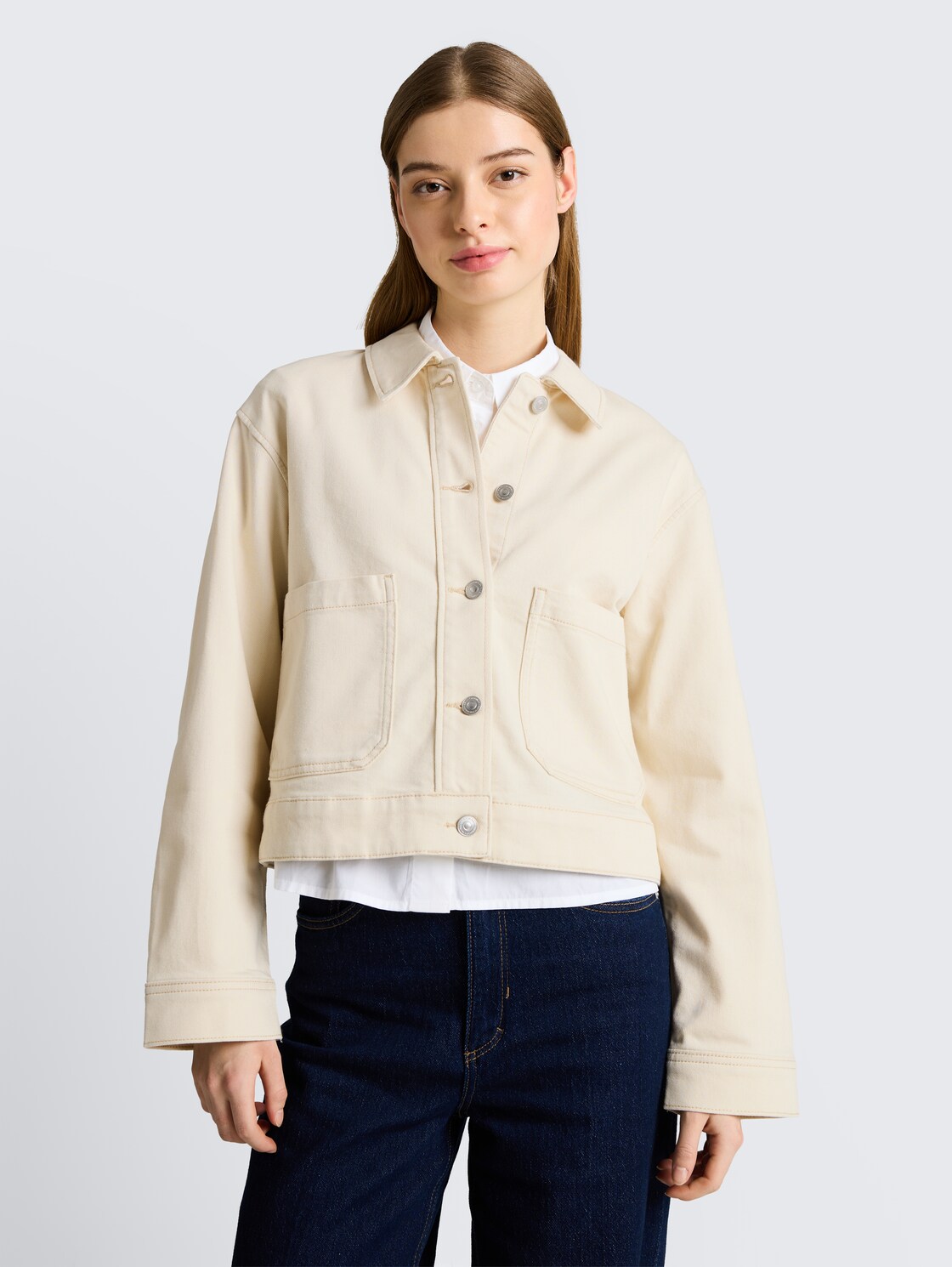 Jeansjacke mit aufgesetzten Taschen - raw offwhite denim - Model-Vorderansicht
