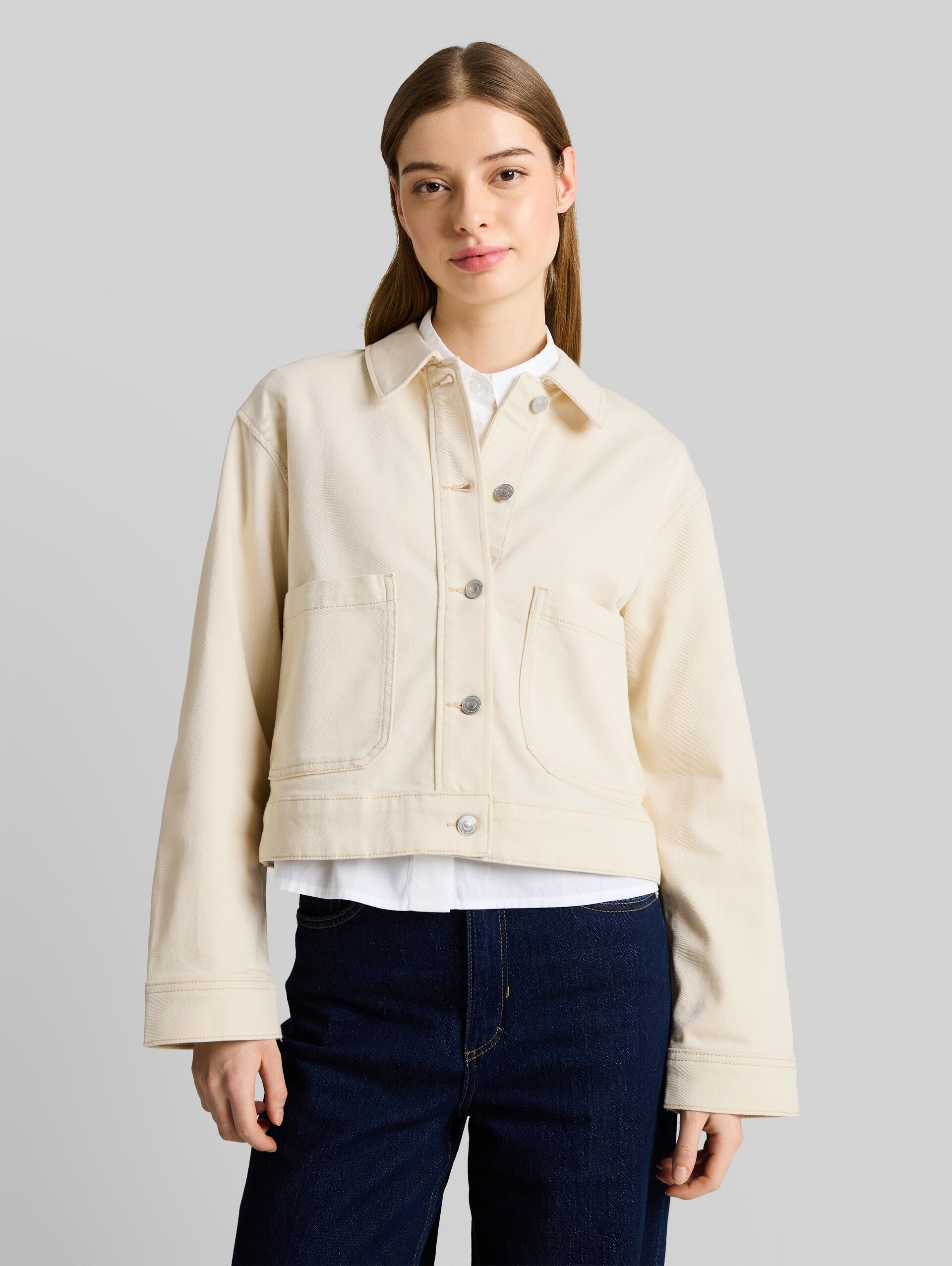 Jeansjacke mit aufgesetzten Taschen - raw offwhite denim - Model-Vorderansicht