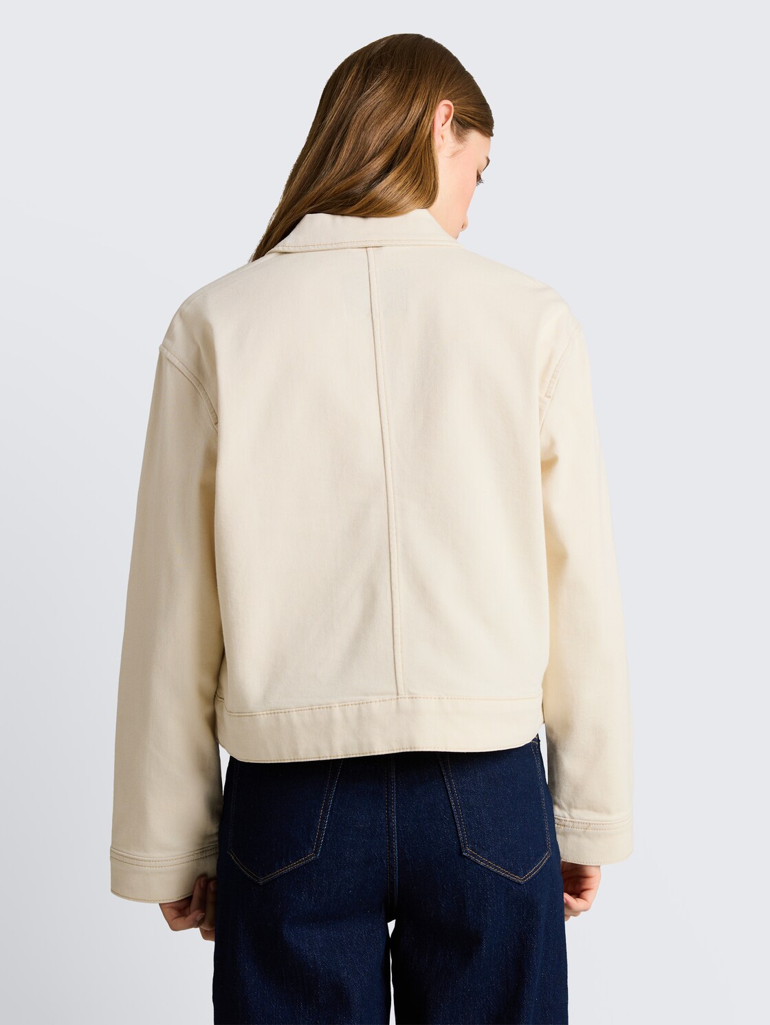 Jeansjacke mit aufgesetzten Taschen - raw offwhite denim - Model-Rückansicht