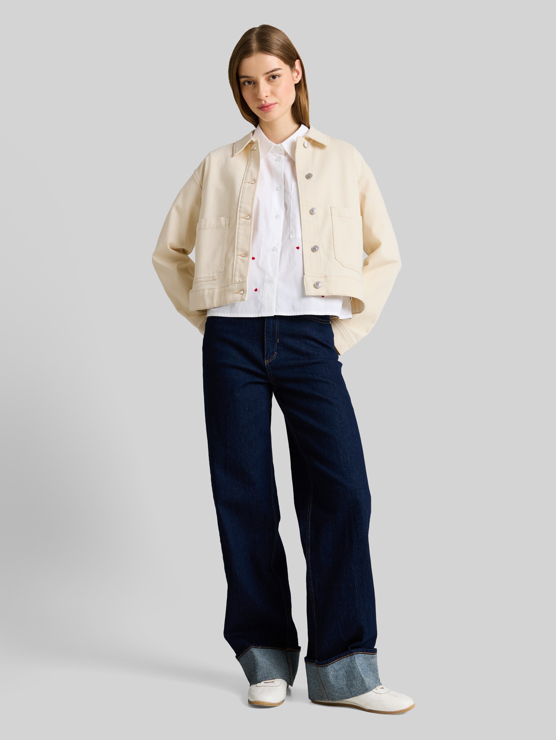 Jeansjacke mit aufgesetzten Taschen - raw offwhite denim - seitliche Model-Ansicht